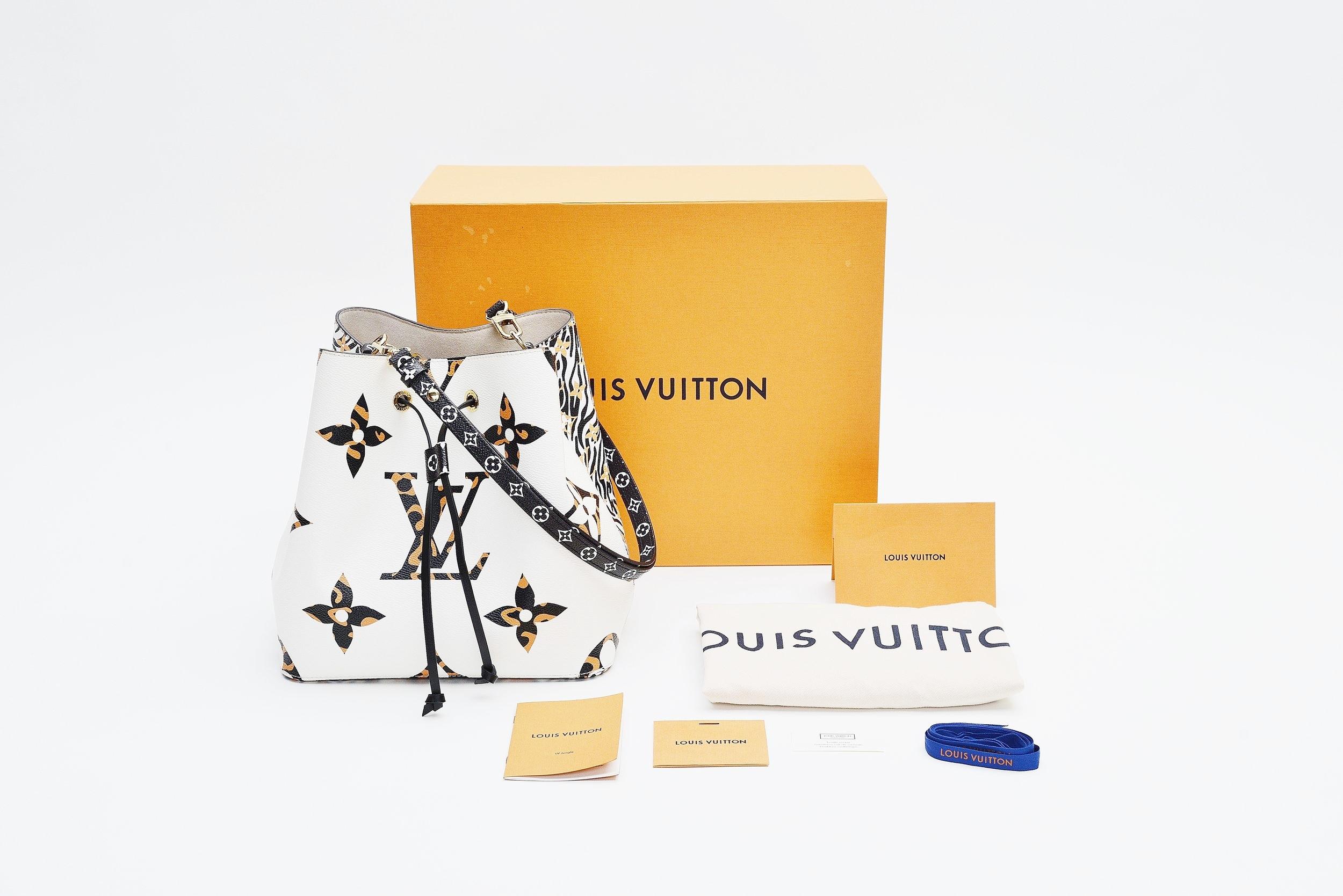 From the collection of Savineti we offer this Louis Vuitton NeoNoe.:
-	Brand: Louis Vuitton
-	Model: NeoNoe
-	Year: 2019 (Autumn Jungle Collection) 
-	Code: SP3119
-	Condition: excellent (as new), just 2 small pen dots on the inside of the bag (see