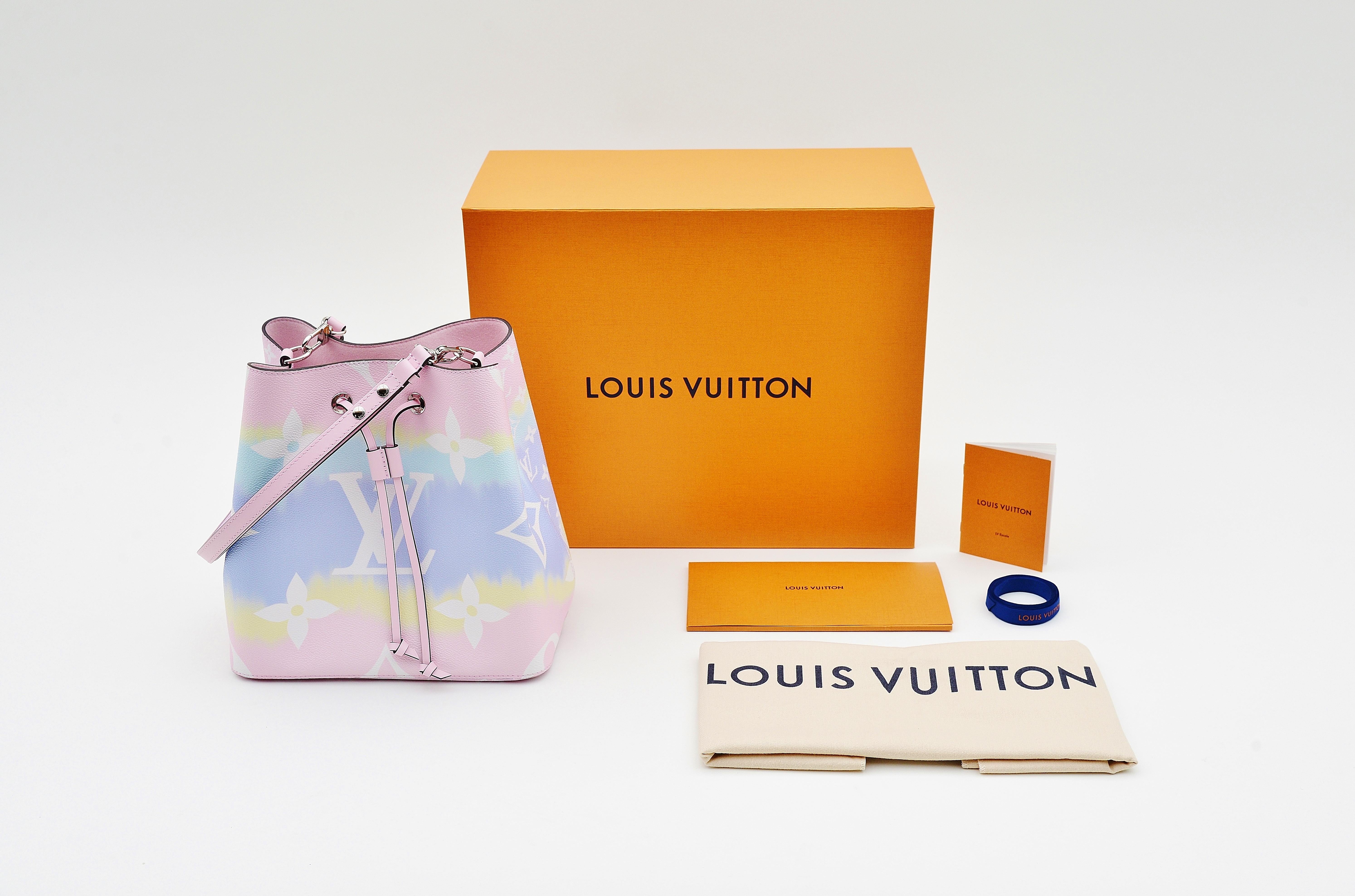From the collection of Savineti we offer this Louis Vuitton NeoNoe:
-	Brand: Louis Vuitton 
-	Model: NeoNoe
-	Year: 2020 (Sold Out Summer Collection) 
-	Code: SP0290
-	Condition: NEW (unused)
-	Materials: leather, canvas, silver-color