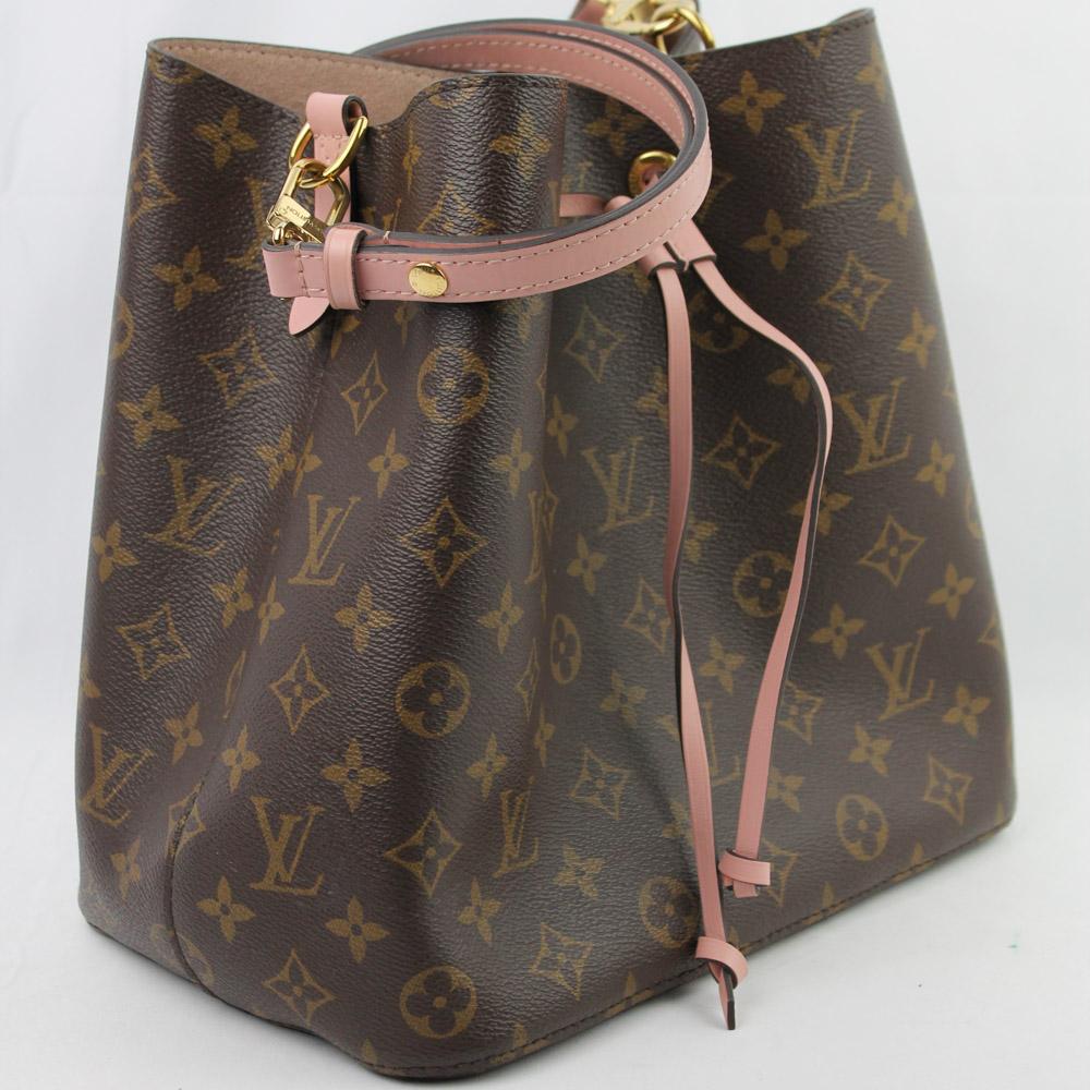 Louis Vuitton's iconic NeoNoè, a reinterpretation of the model made in 1932, in monogram canvas with Rose Poudrè dyed leather trim and matching matching matching lining.
Adjustable shoulder strap and drawstring closure.
Bag in very good condition,