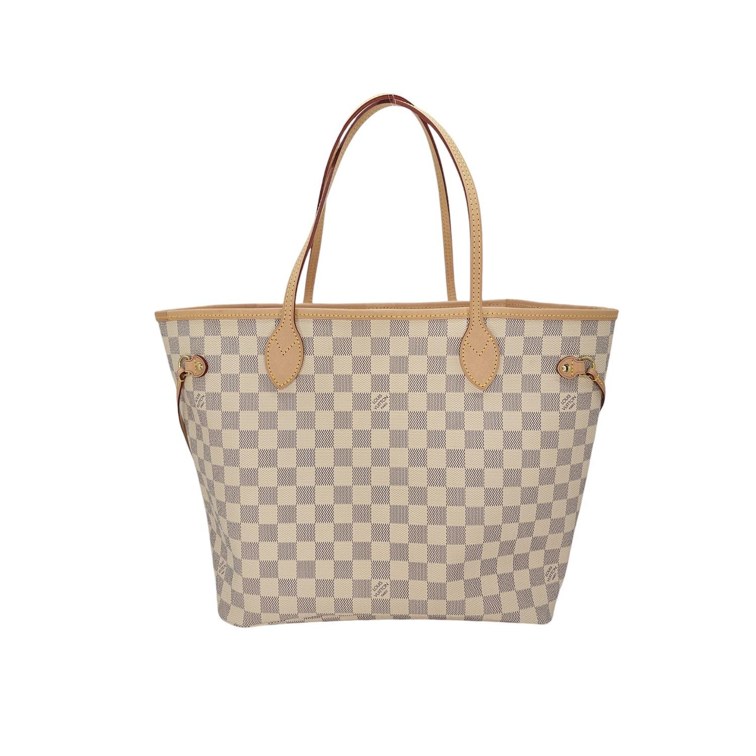 Deléitate con el lujo del icónico bolso Neverfull Damier Azur MM Tote de Louis Vuitton en color Rose Ballerine. Fabricado con lona Damier Azur de alta calidad y ribetes de piel de vaca natural, este bolso combina funcionalidad y elegancia. Con
