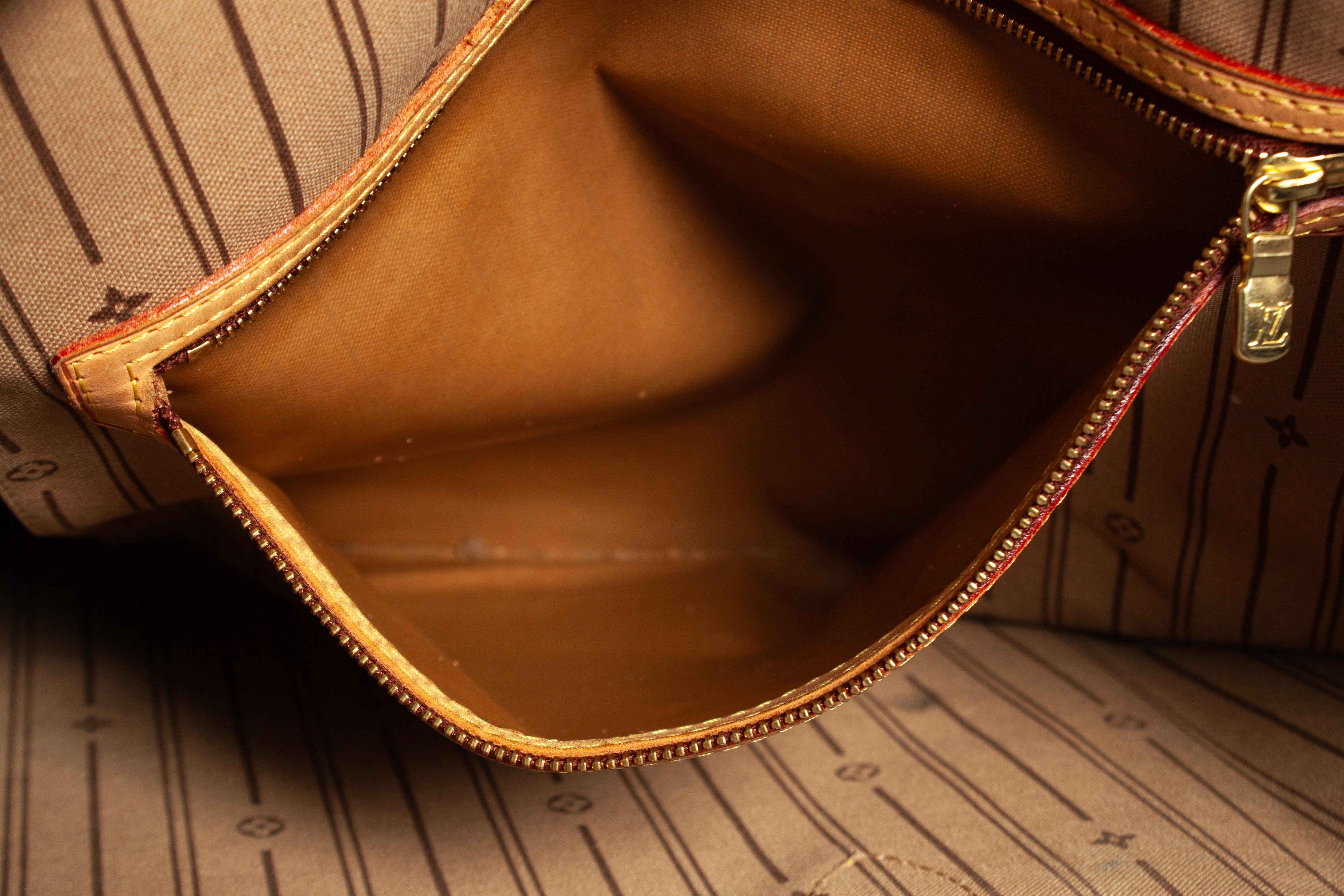 Louis Vuitton, Neverfull GM in monogram canvas, exterior is in good to very good condition leather on the top has some discoloration. Interior has a stain. Inside of the pocket is losing the coating.

CONDITION: good condition

SIZE: