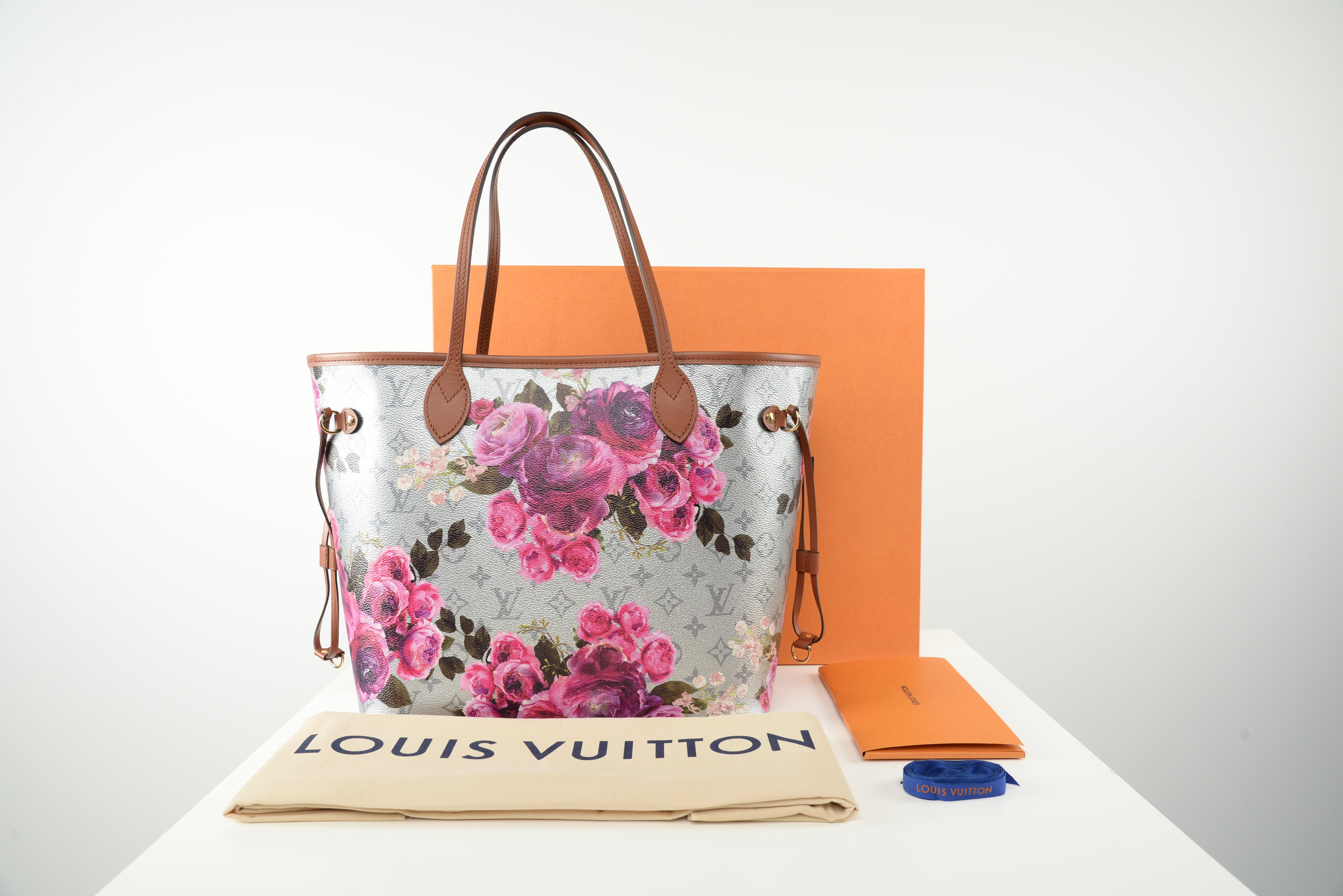From the collection of SAVINETI we offer this Louis Vuitton Neverfull MM Garden:
-	Brand: Louis Vuitton
-	Model: Neverfull MM Garden Capsule
-	Year: 2022 
-	Condition: NEW (unused)
-	Materials: coated canvas, leather, gold-color hardware
-	Extras: