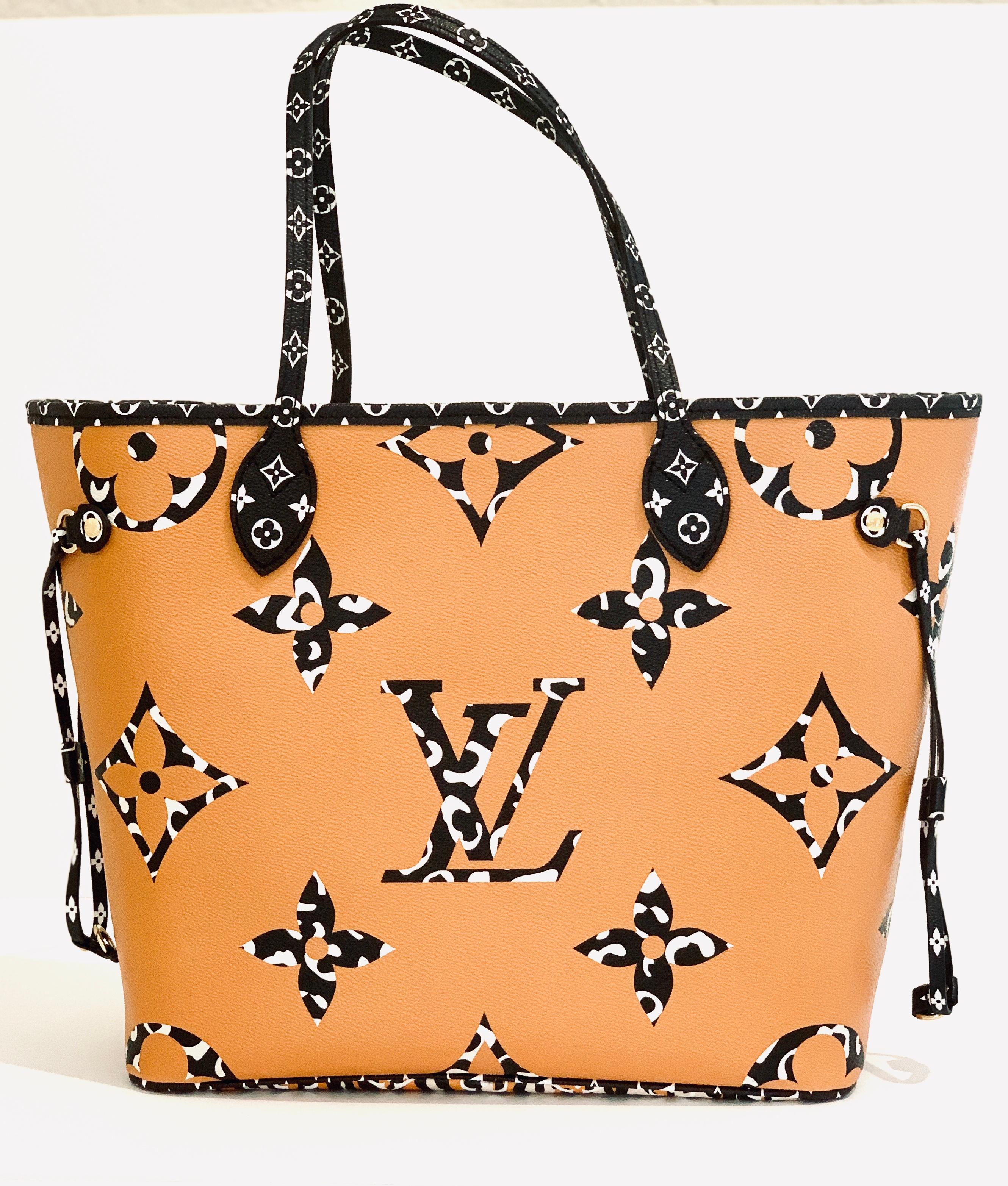 Louis Vuitton 
Neverfull MM
Animal prints enliven the Monogram Giant print across a selection of bags and accessories in the newest Louis Vuitton capsule collection.
GIANT MONOGRAM 
Leopard 
One side is Ivory , the other side is Havana Beige

 L