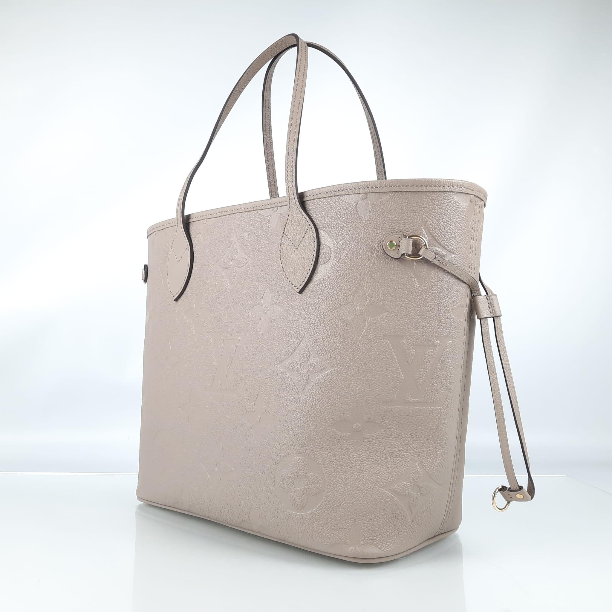 The essential Neverfull MM tote bag now comes in embossed Monogram Empreinte leather. Its generous dimensions make this bag ideal for everyday use, while the long shoulder handles and supple leather mean it is comfortable to carry. With the side