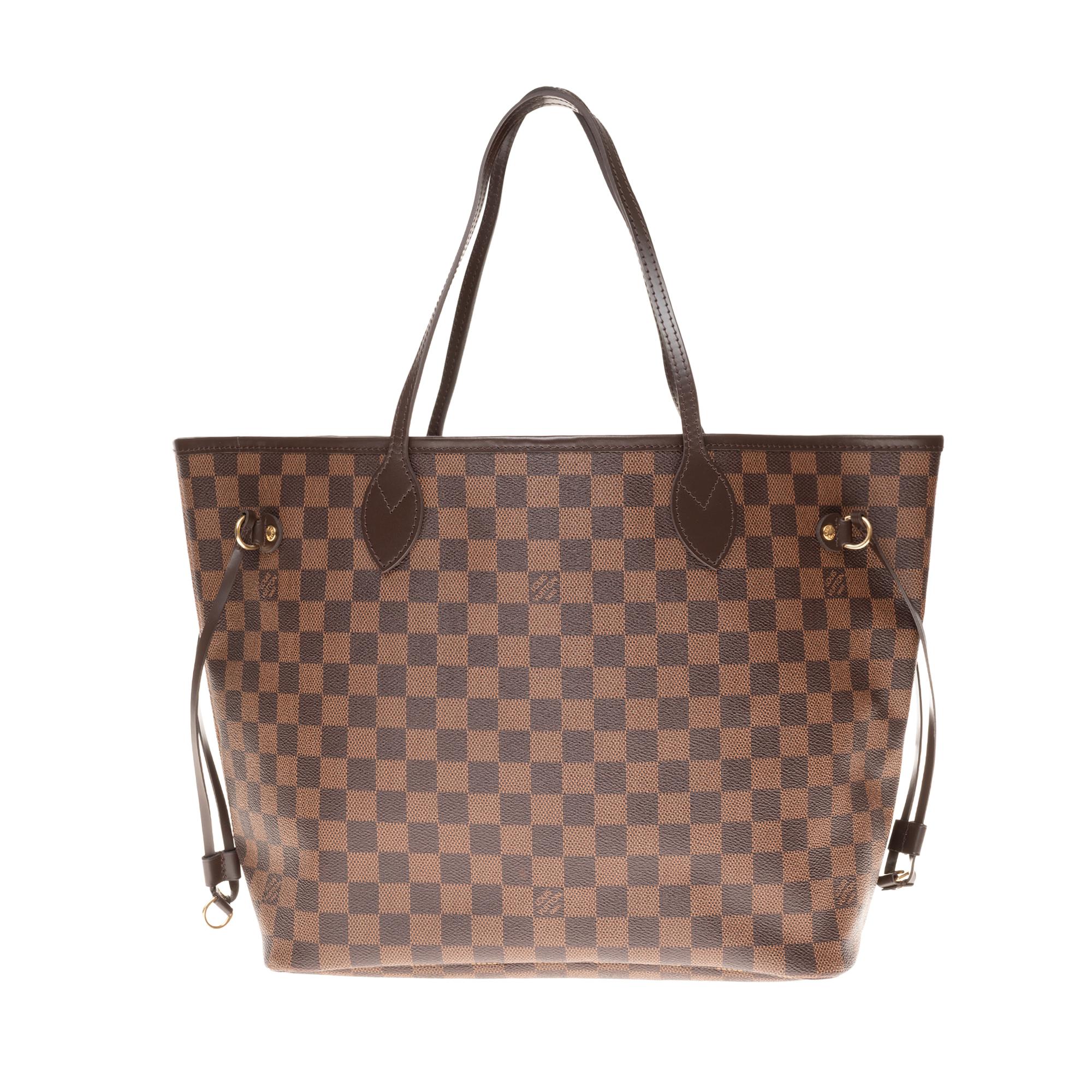 The indispensable bag Louis Vuitton Neverfull MM in canvas checkerboard coated brown and leather Gloria undefined, removable pouch, gold metal trim, double brown leather handle allowing a hand or shoulder support.

Fastening by clamping leg.
Red