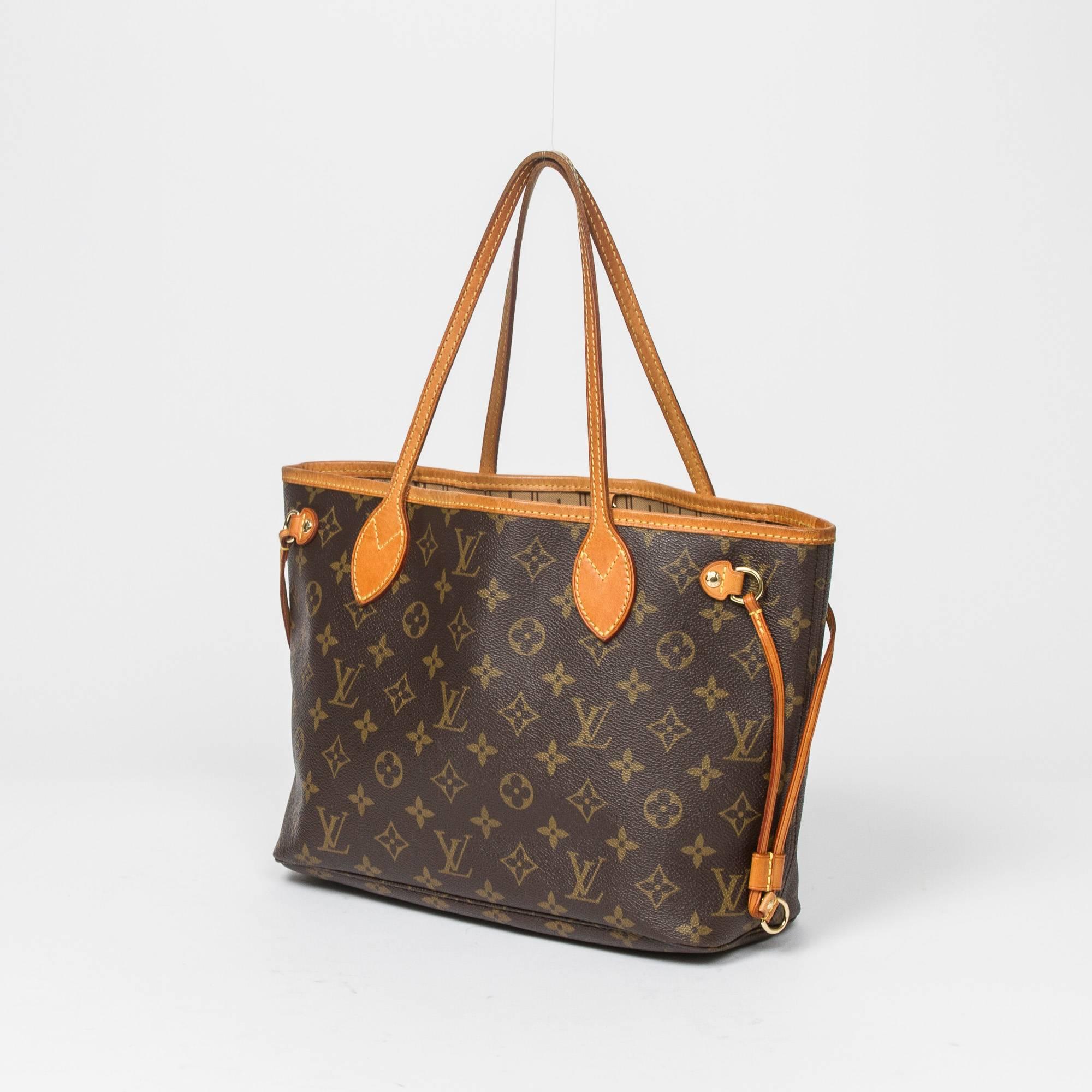 Neverfull PM in brown monogram canvas with vachetta leather straps and golden brass hardware. Hook clasp closure. Light brown striped canvas lined interior with one zip pocket and 