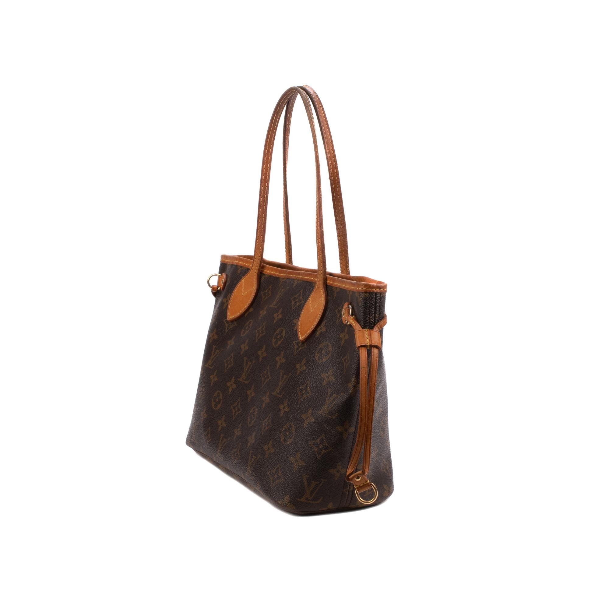 The essential bag Louis Vuitton Neverfull small model (PM) bag in brown monogram canvas and natural leather, gold metal hardware, double handle in natural leather allowing a hand or shoulder carry.

Closure by clamping tab.
Beige canvas lining,
