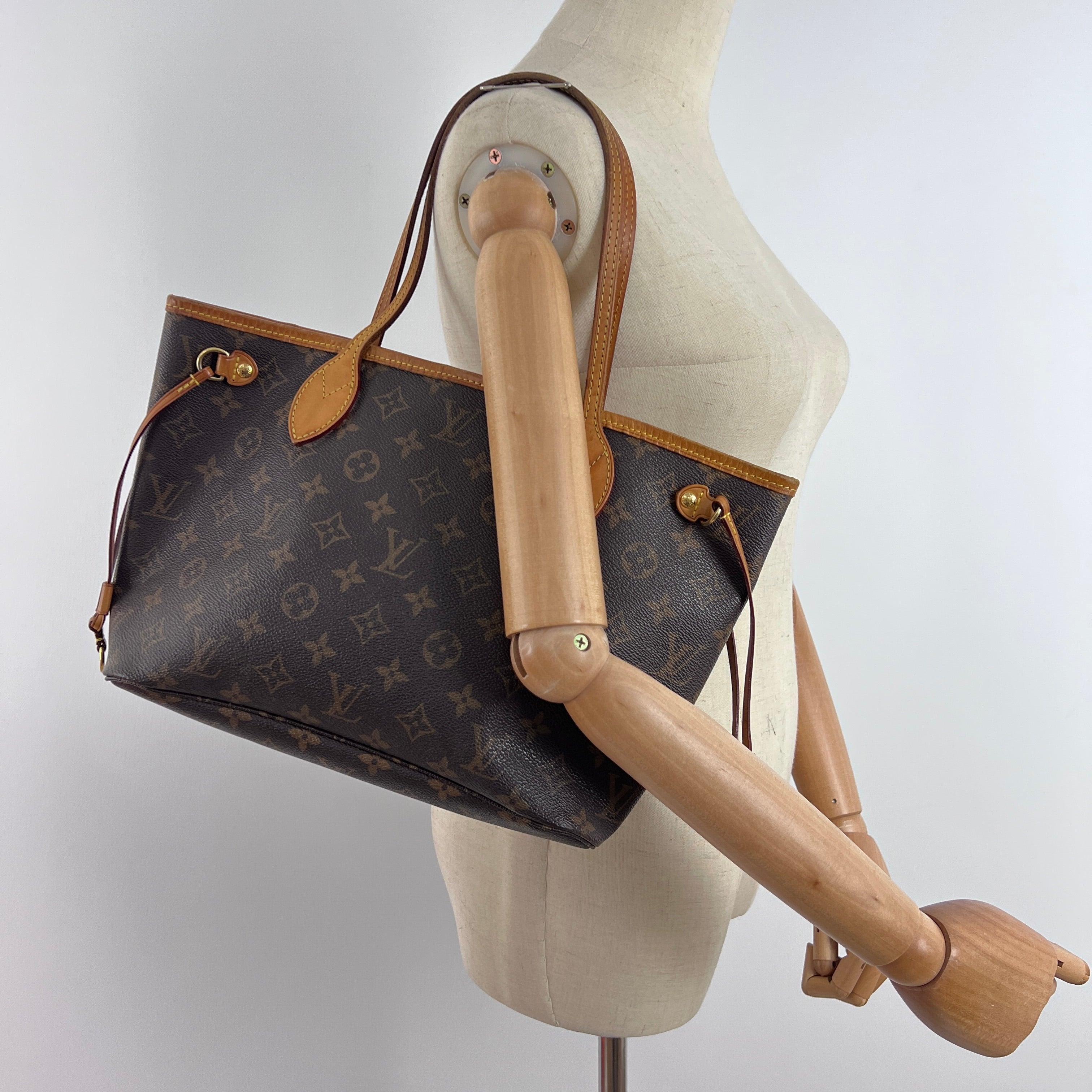 Classic Neverfull in monogram canvas with leather trim and gold-tone hardware. Press-stud closure; spacious main compartment. Date code VI4130 (2010), made in France. Shoulder carry. Condition: very good; lightly worn and well preserved. Dimensions: