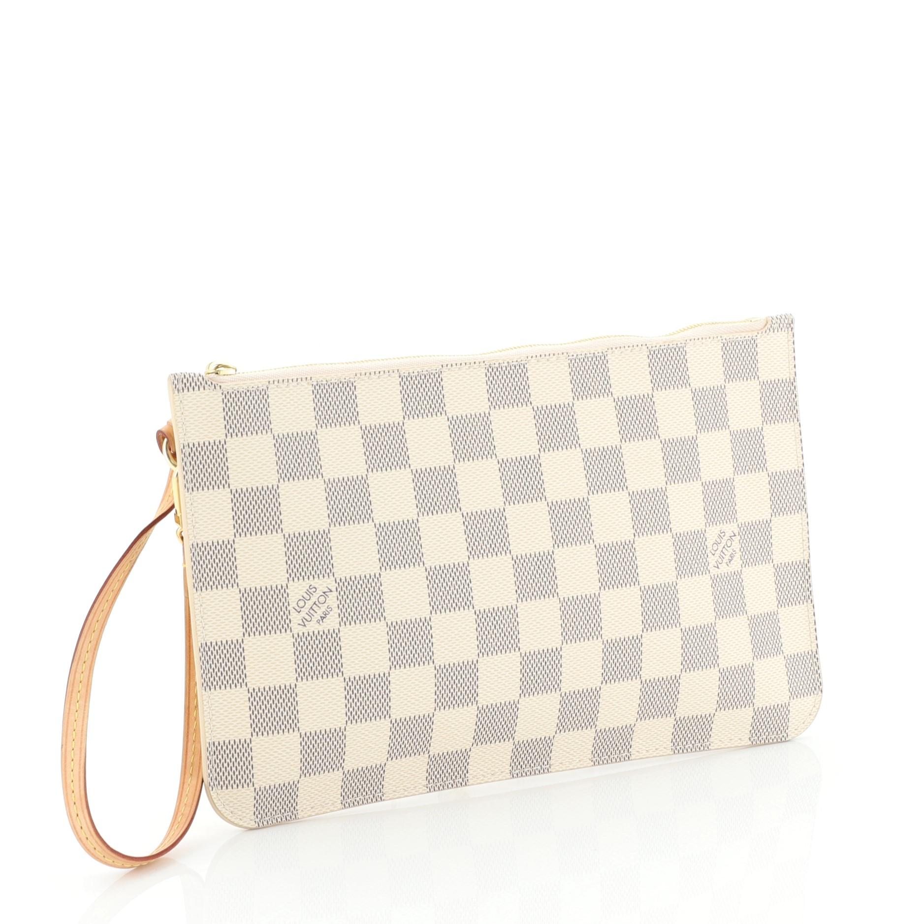 This Louis Vuitton Neverfull Pochette Damier Large, crafted from damier azur coated canvas, features leather strap and gold-tone hardware. Its zip closure opens to a white fabric interior with slip pocket. Authenticity code reads: FL4168.
