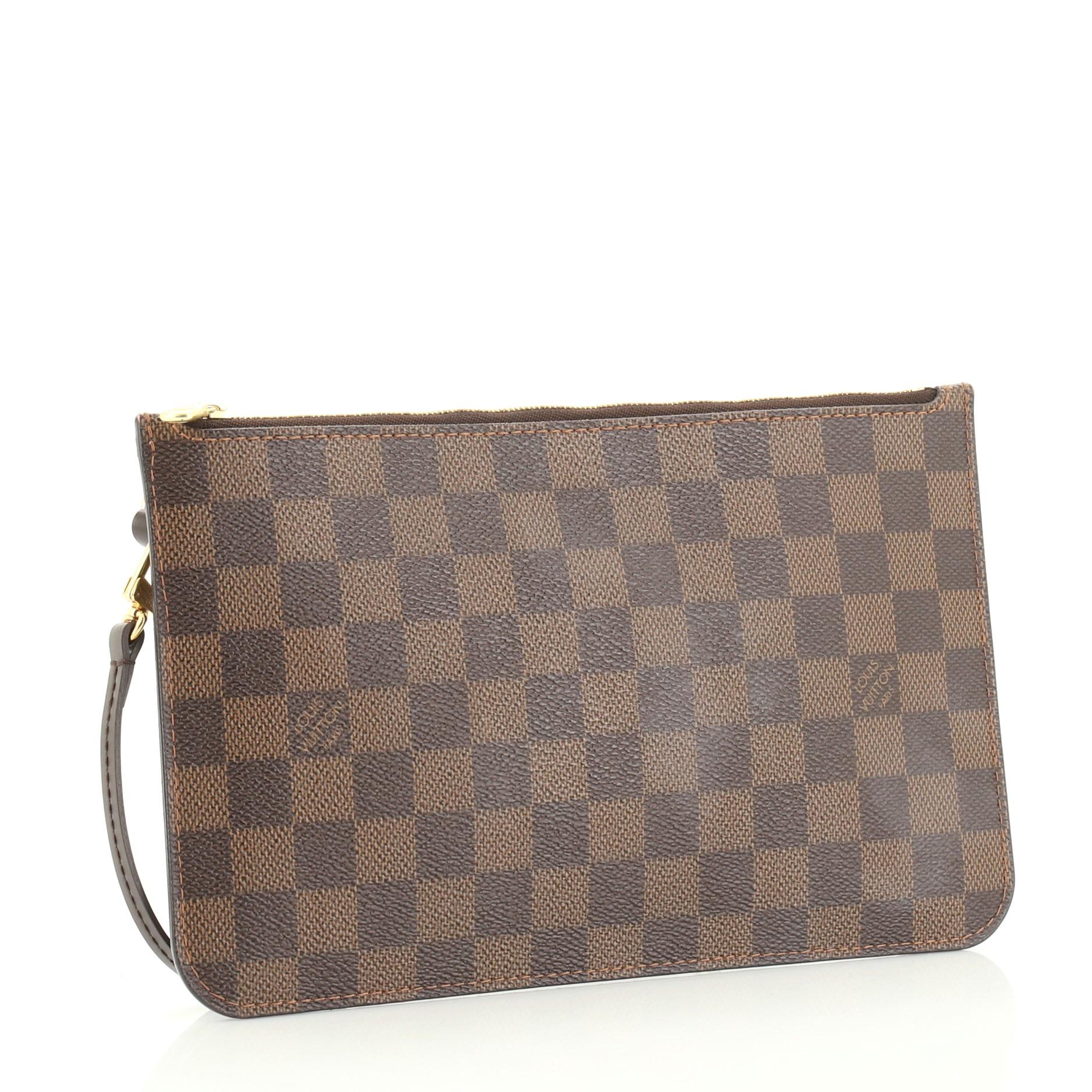 This Louis Vuitton Neverfull Pochette Damier Large, crafted from damier ebene coated canvas, features leather wrist strap and gold-tone hardware. Its zip closure opens to a red fabric interior with slip pocket. Authenticity code reads: FL4156.