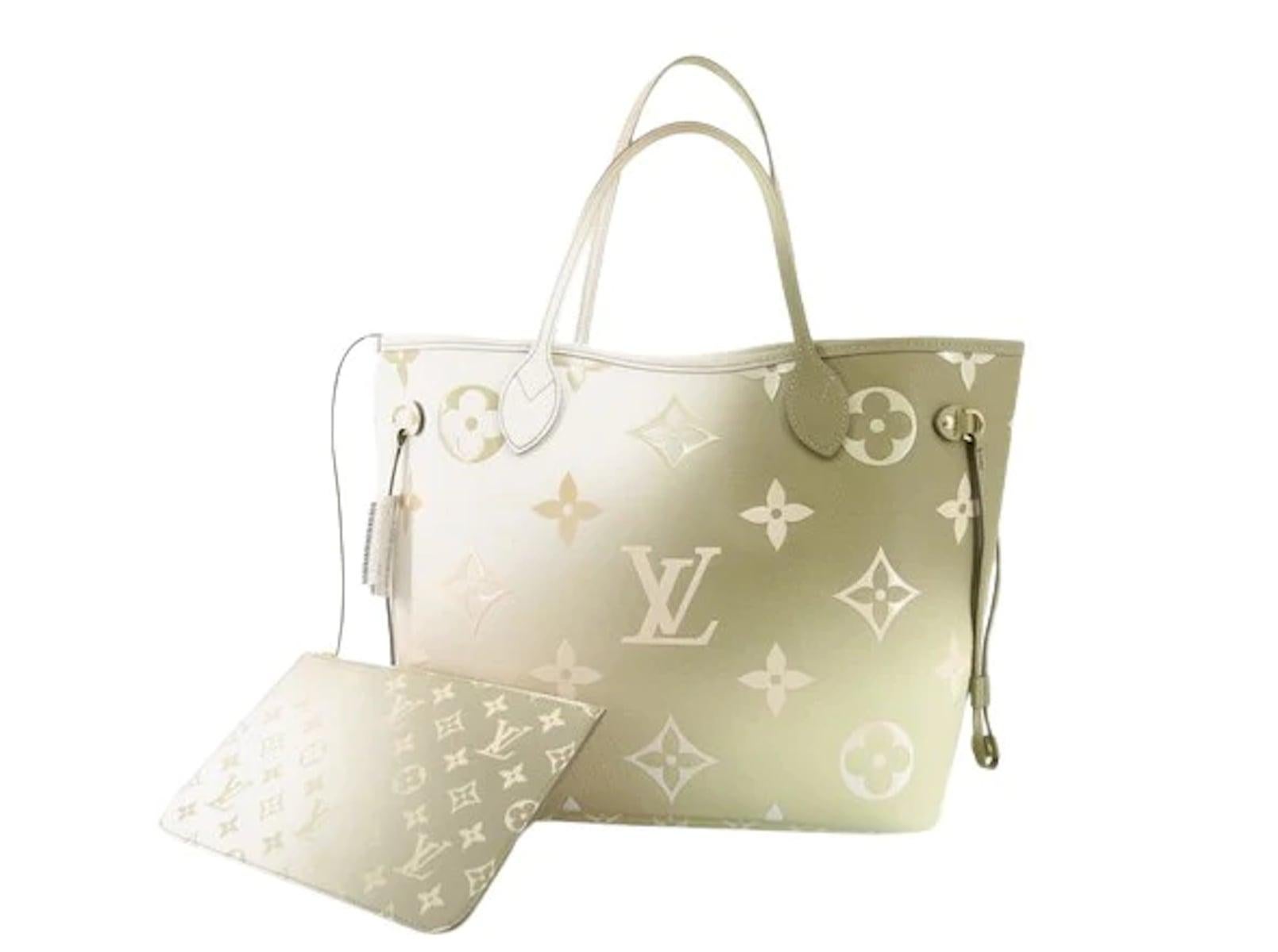 Brand: Louis Vuitton
Model: Neverfull
Color: Green
Material: Leather
Inclusions: Pouch
Dimensions: L 46 x H 29 x D 17
Country of origin: FR
Condition: A - excellent condition.
Presenting the Louis Vuitton Neverfull:
Externally, this iconic Louis