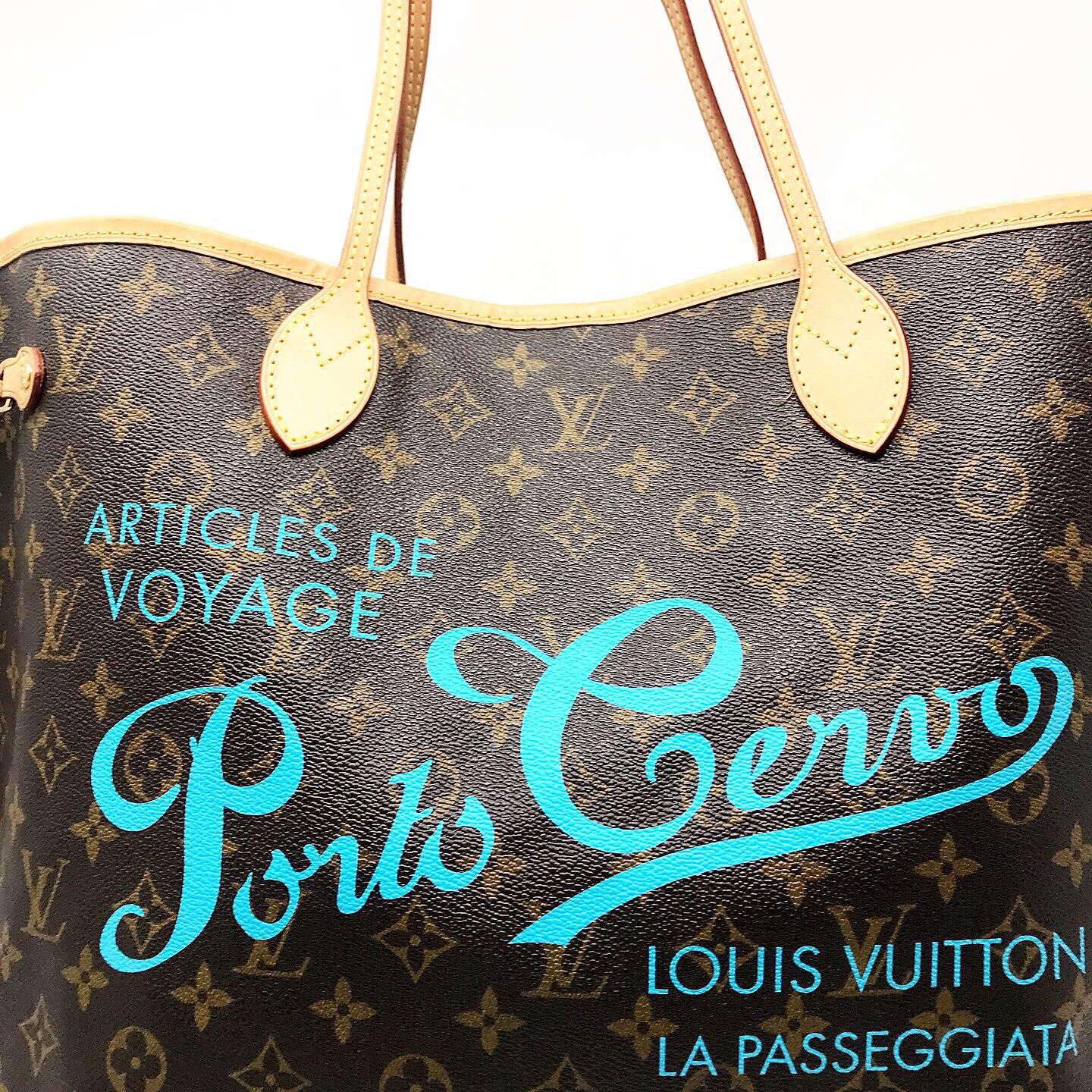 These are very exclusive limited edition pieces, just think that the Neverfull Porto Cervo, the model that certainly concerns us most closely, was produced in a limited edition of only 500 pieces. You will notice on the bag the elegant serigraphy