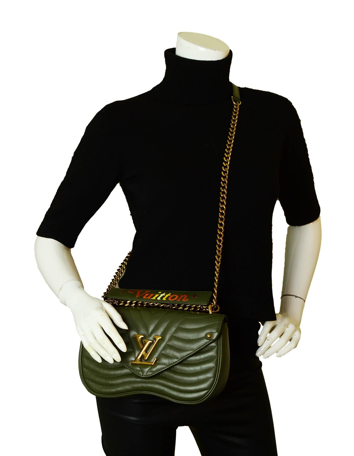 Louis Vuitton NEW 2020 Khaki Grün New Wave MM Kettentasche

Hergestellt in: Italien
Produktionsjahr: 2020
Farbe: Khaki grün
Hardware: Goldtone
MATERIALIEN: Kalbsleder
Innenfutter: Dunkelgrüne Mikrofaser
Verschluss/Öffnung: Klappe oben mit