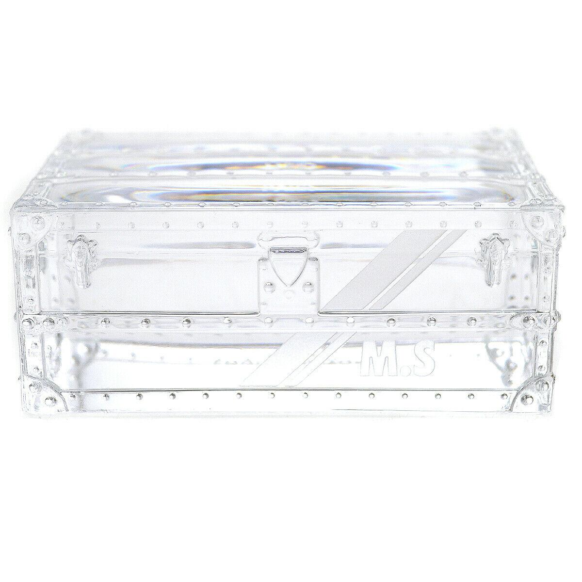 Louis Vuitton NEW Clear Crystal Trunk Desk Table Decorative Paperweight in Box

Crystal
Made in France
Measures 3.25