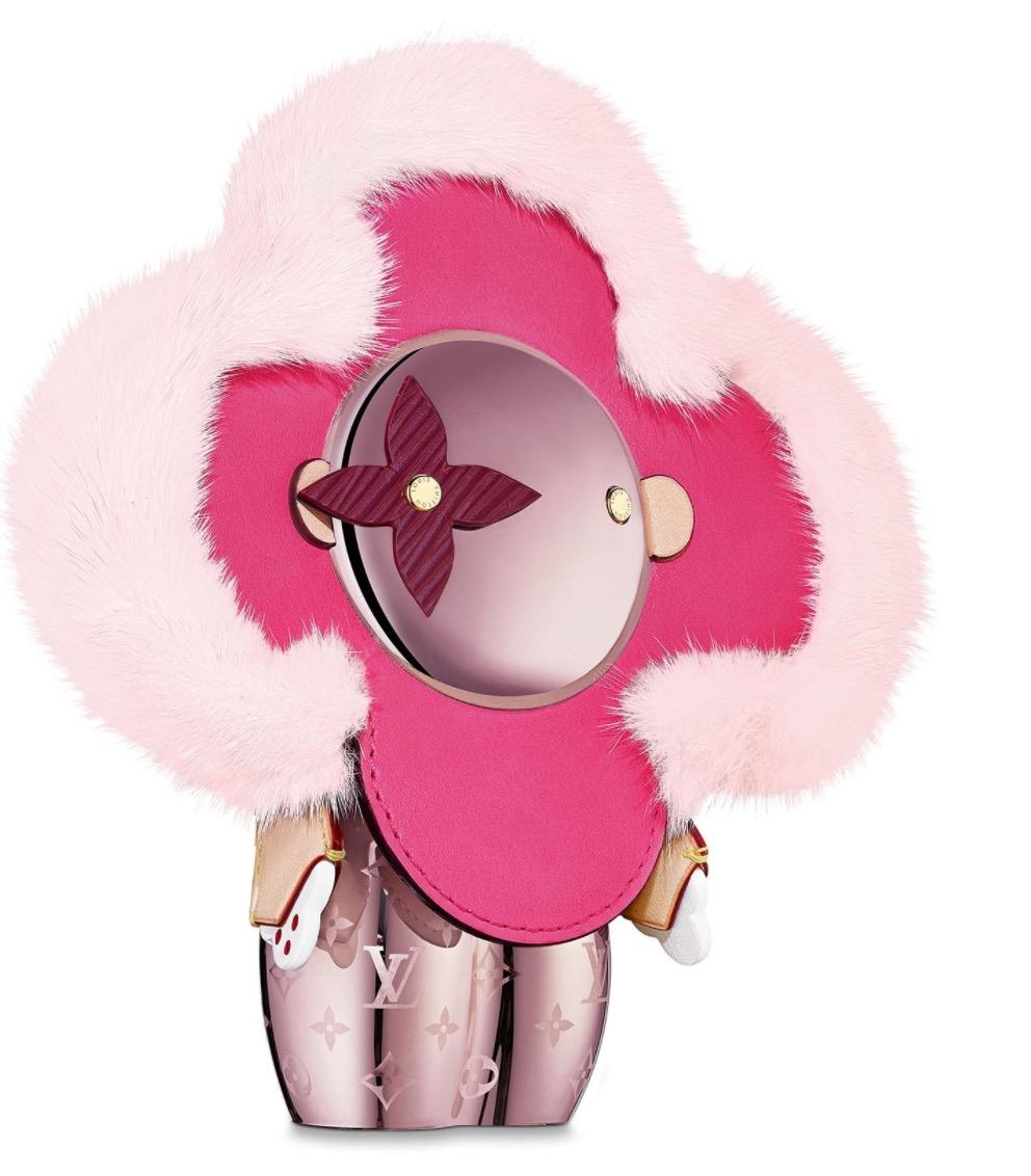 Louis Vuitton NUOVA Figurina in pelliccia di visone rosa in metallo Orso decorativo in scatola In condizioni Nuovo in vendita a Chicago, IL