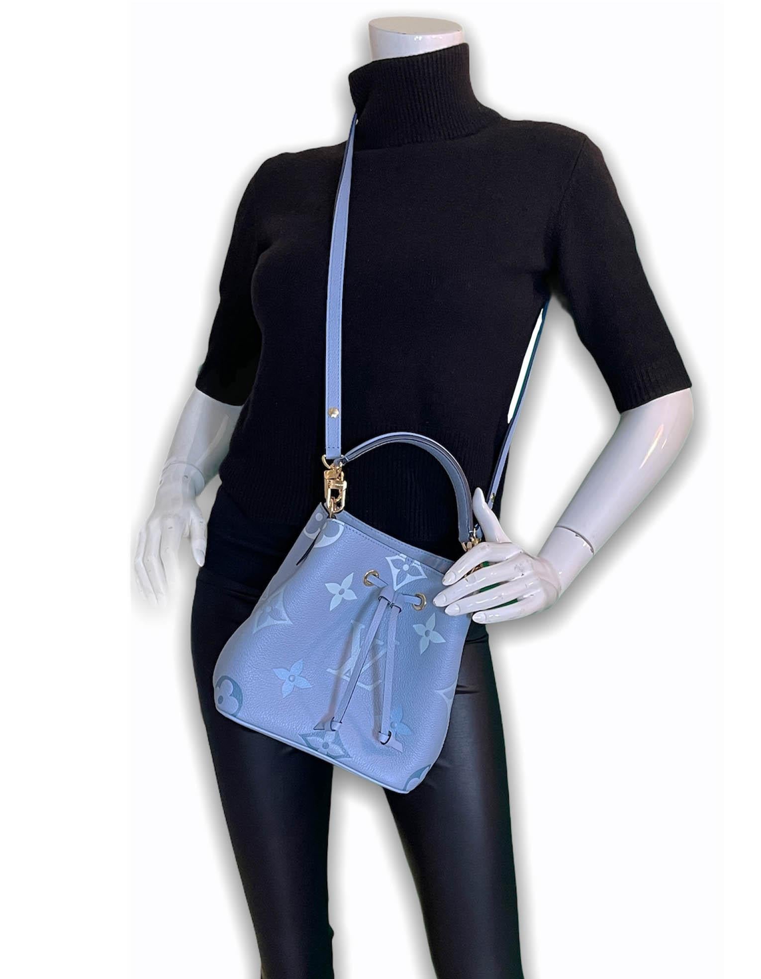 Louis Vuitton Sommer blau Monogram Giant By The Pool Neonoe BB Crossbody Tasche

Hergestellt in: Frankreich
Produktionsjahr: 2020
Farbe: Blau 
Hardware: Goldtone
MATERIALIEN:Geprägtes genarbtes Rindsleder
Innenfutter: Mikrofaser
Verschluss/Öffnung: