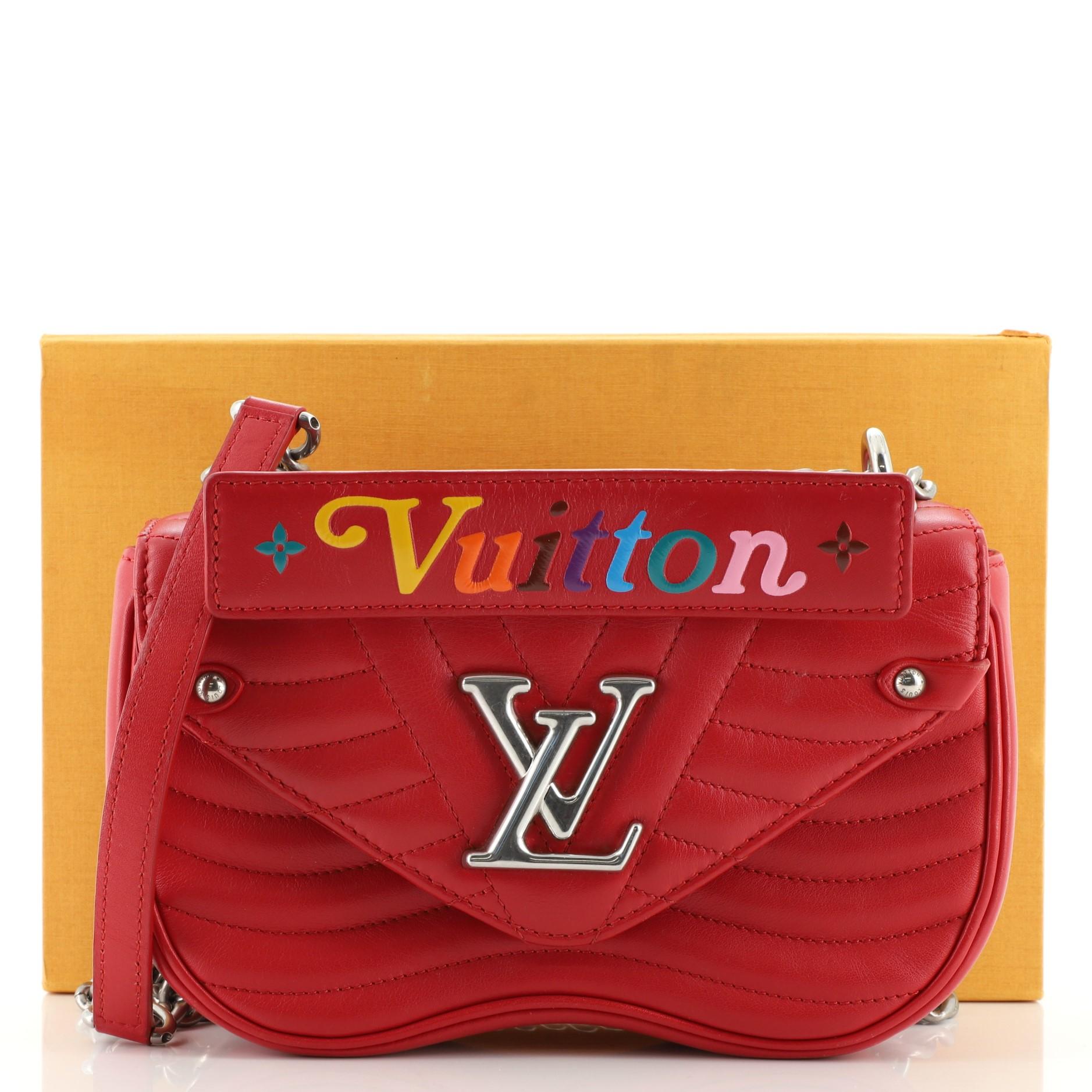 Condition: Very good. Creasing and wear on exterior and shoulder pad, scuffs on base, handle and underneath flap, small indentations and creasing underneath flap, scratches on hardware.
Accessories: Box, With Strap
Measurements: Handle Drop 2