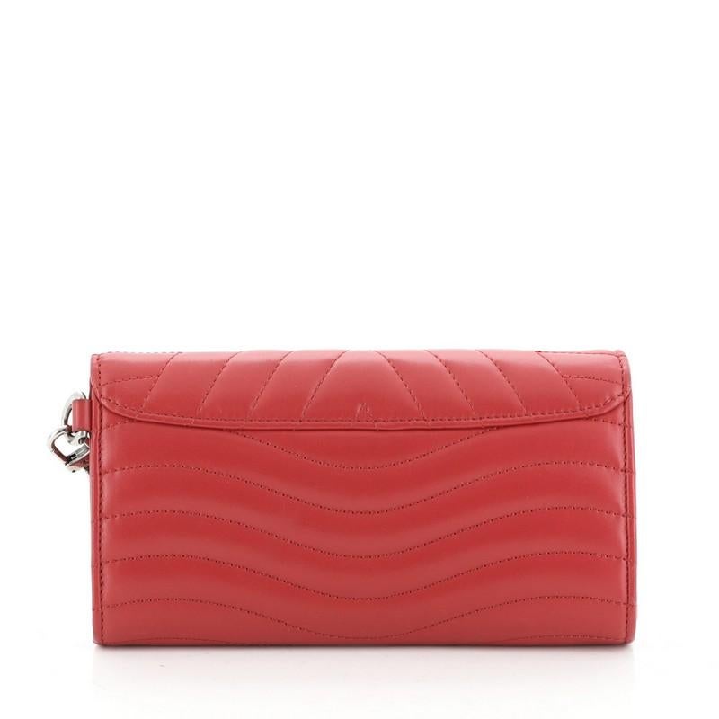 Rose Louis Vuitton New Wave Long Portefeuille embelli en cuir matelassé