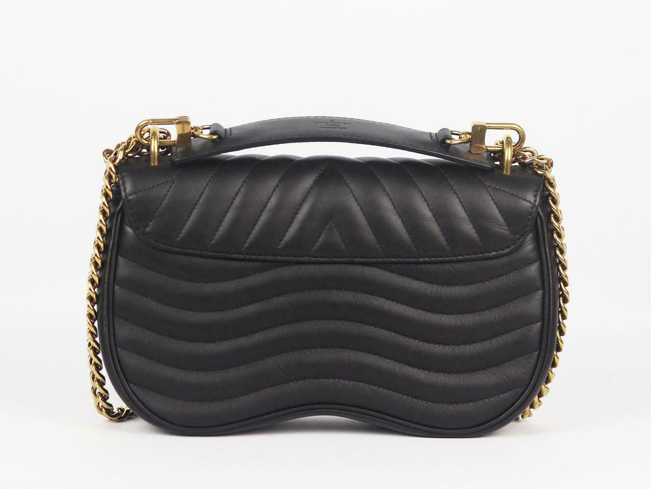 Louis Vuitton Borsa a tracolla in pelle di vitello trapuntata New Wave MM In condizioni ottime a London, GB