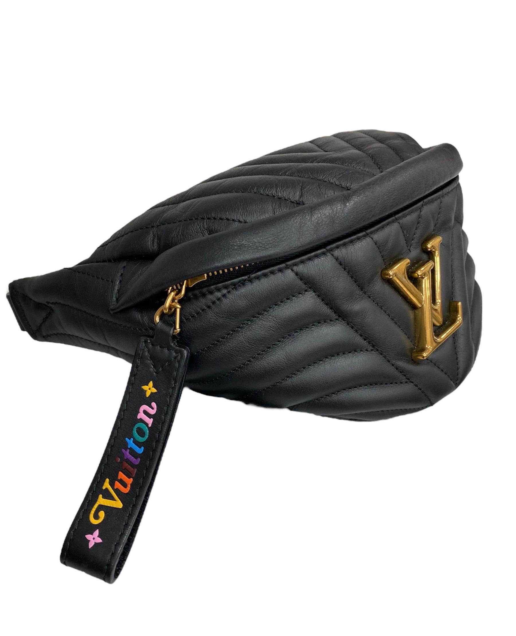 Louis Vuitton belt bag, New Wave model, made of black quilted leather and gold hardware.

Front zip closure. The zip puller has multicolor letters.

Equipped with adjustable belt to be able to wear it on the chest or waist.

Internally lined in