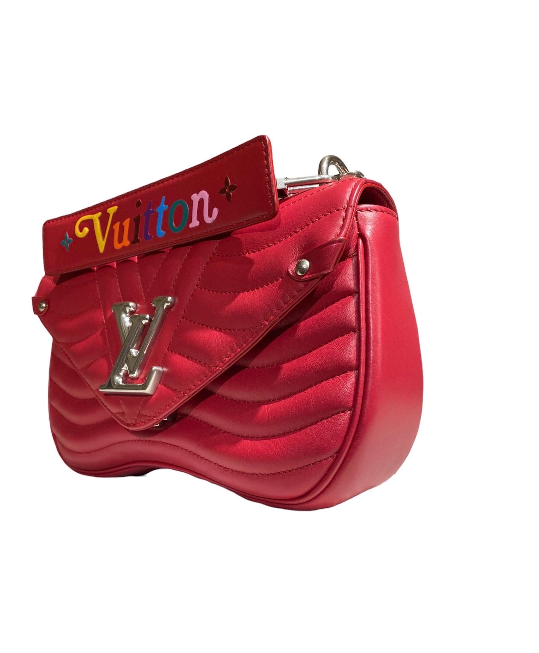 Louis Vuitton ‘new wave’ bag in red quilted leather and silver hardware.

Equipped with a sliding chain shoulder strap.

Closure with interlocking front flap. Internally capacious for the necessary.

It is in excellent condition.

Year of production