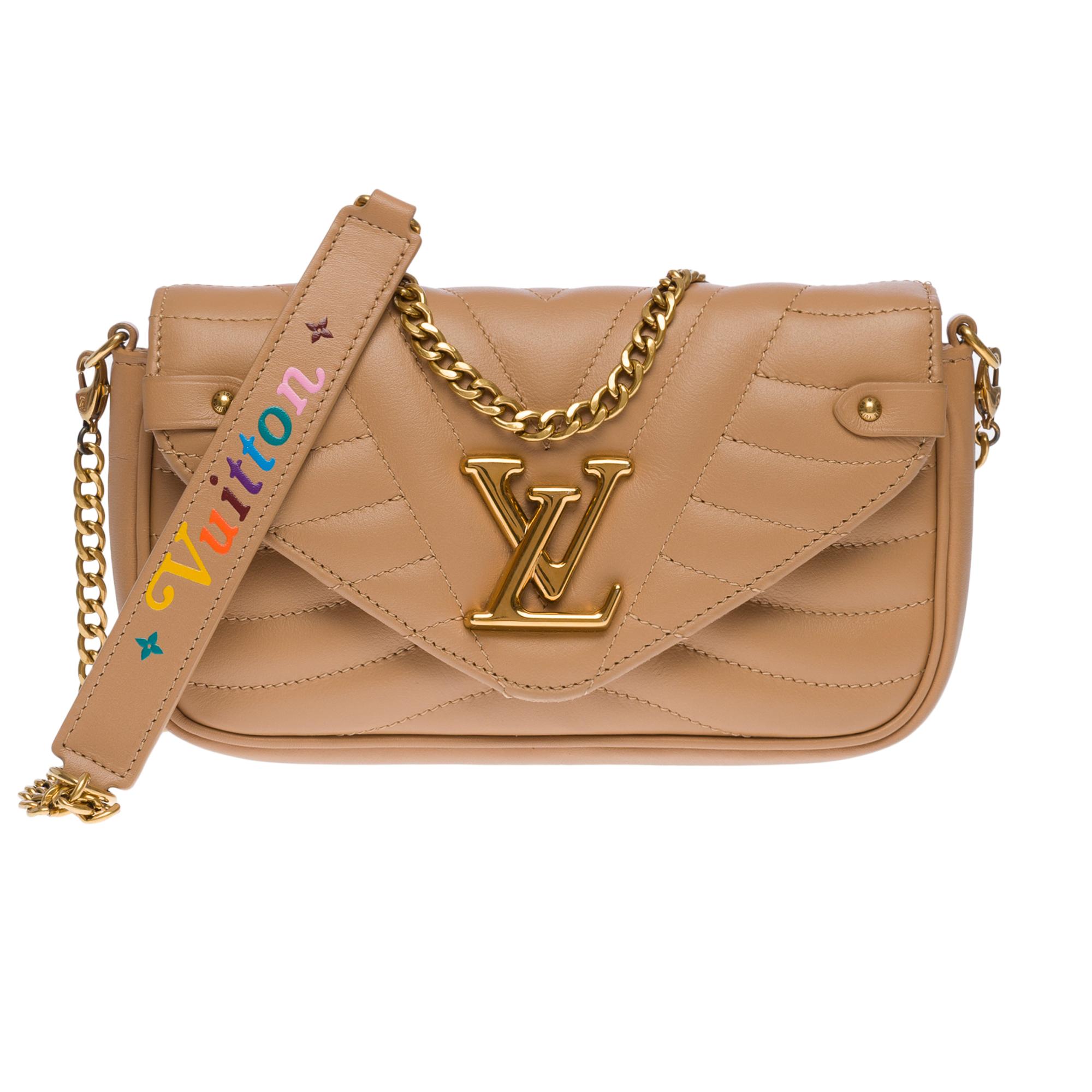 This Louis Vuitton New Wave Clutch Bag is crafted in hazelnut quilted calf leather
Its golden metal chain-handle allows a hand or shoulder or crossbody carry

Hazelnut
Smooth calf leather
Cow leather trim
Hazelnut microfiber lining, 1 zip pocket, 3