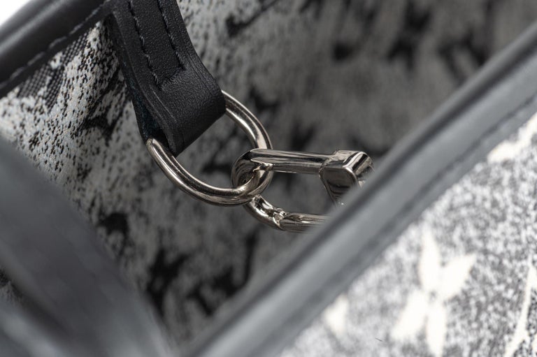 Louis Vuitton Grey Monogram Denim Neverfull MM with Pouch 2LVJ1117