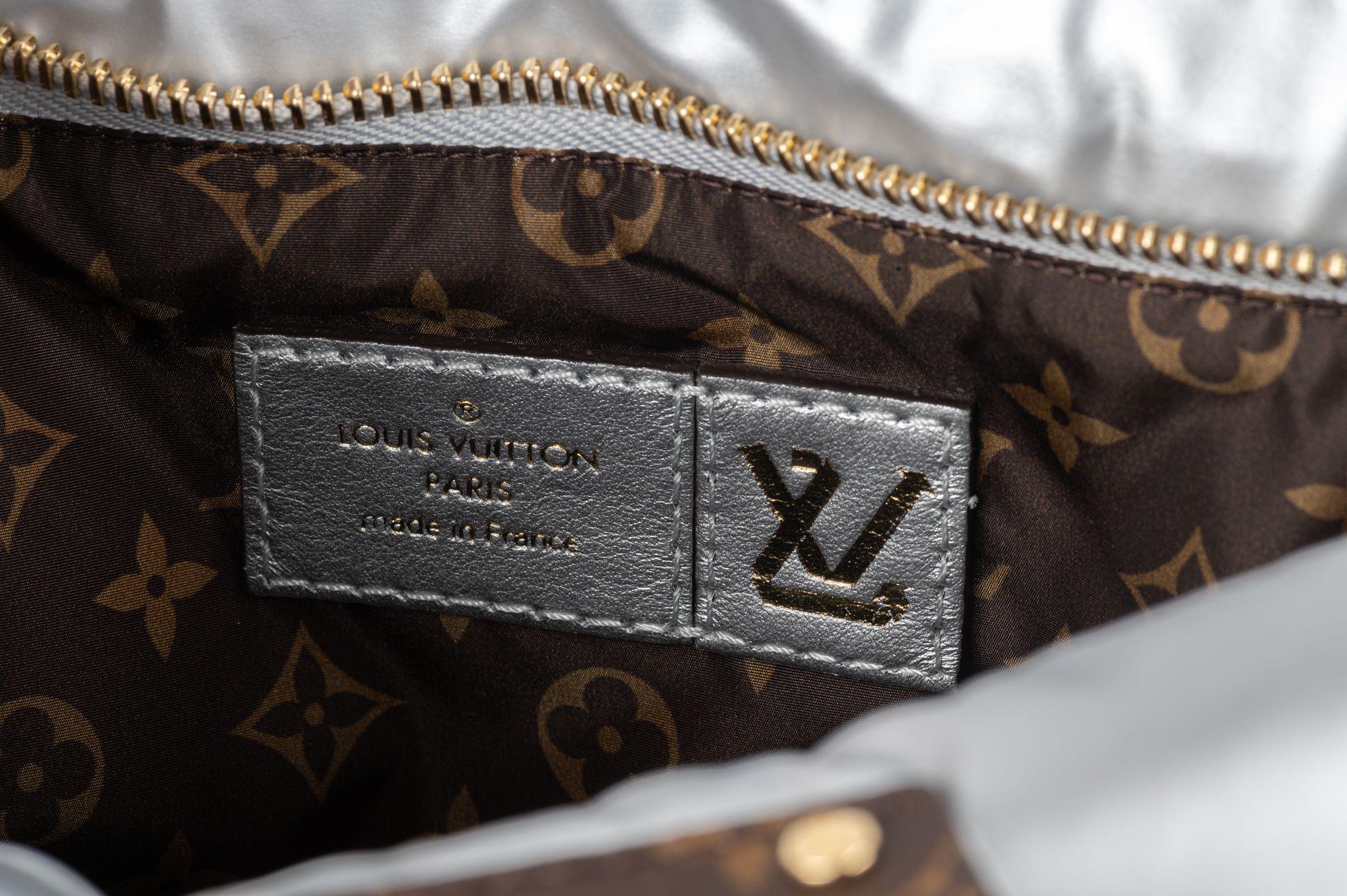 Louis Vuitton - Oreiller Maxi Multi Pochette NIB en vente 4