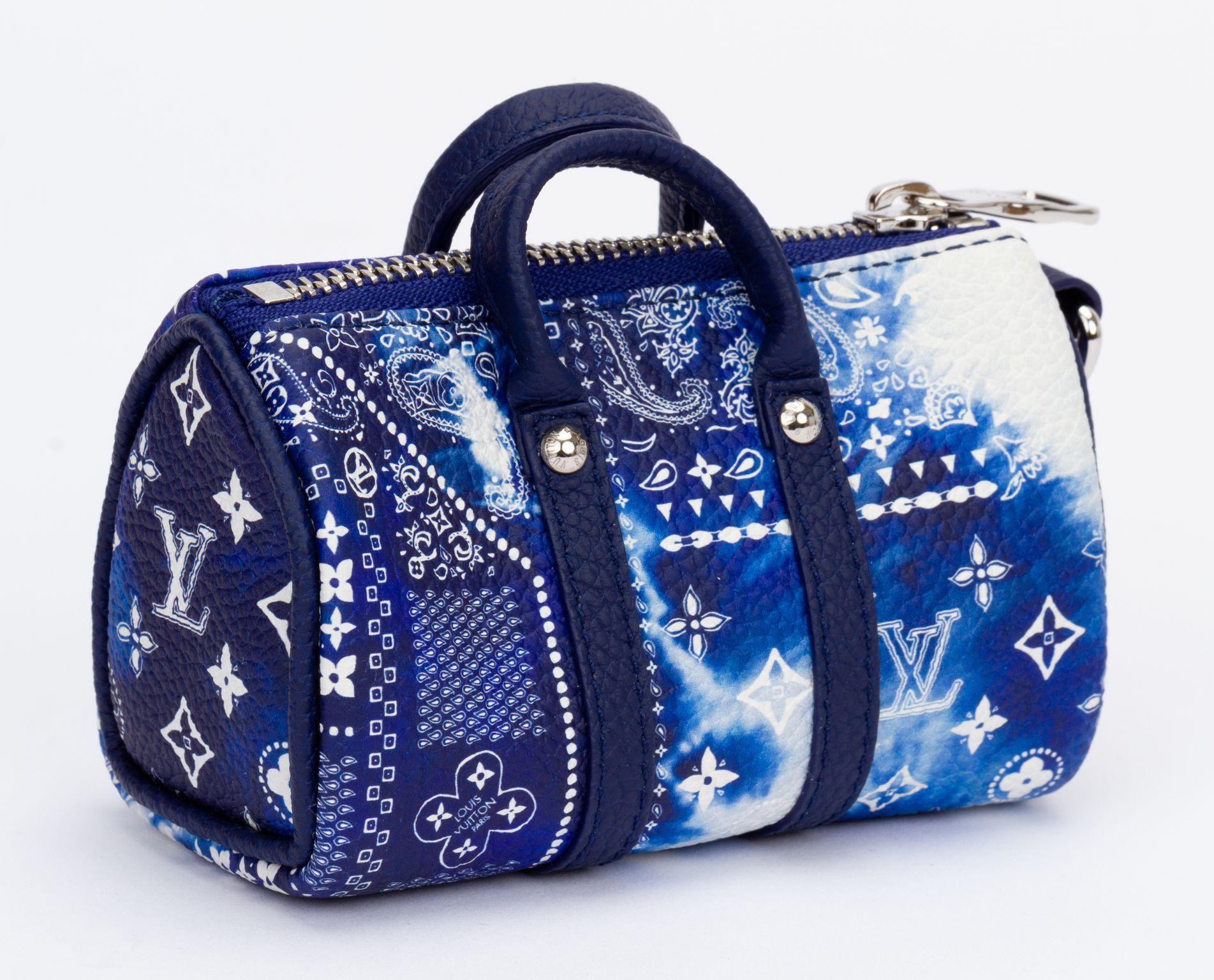 Louis Vuitton limitierte Auflage blaue Bandana Keepall. Inklusive Schlüsselanhänger, Originalverpackung, Band und Schutzhülle. Barbiepuppe und andere Gegenstände sind nicht im Kauf enthalten.