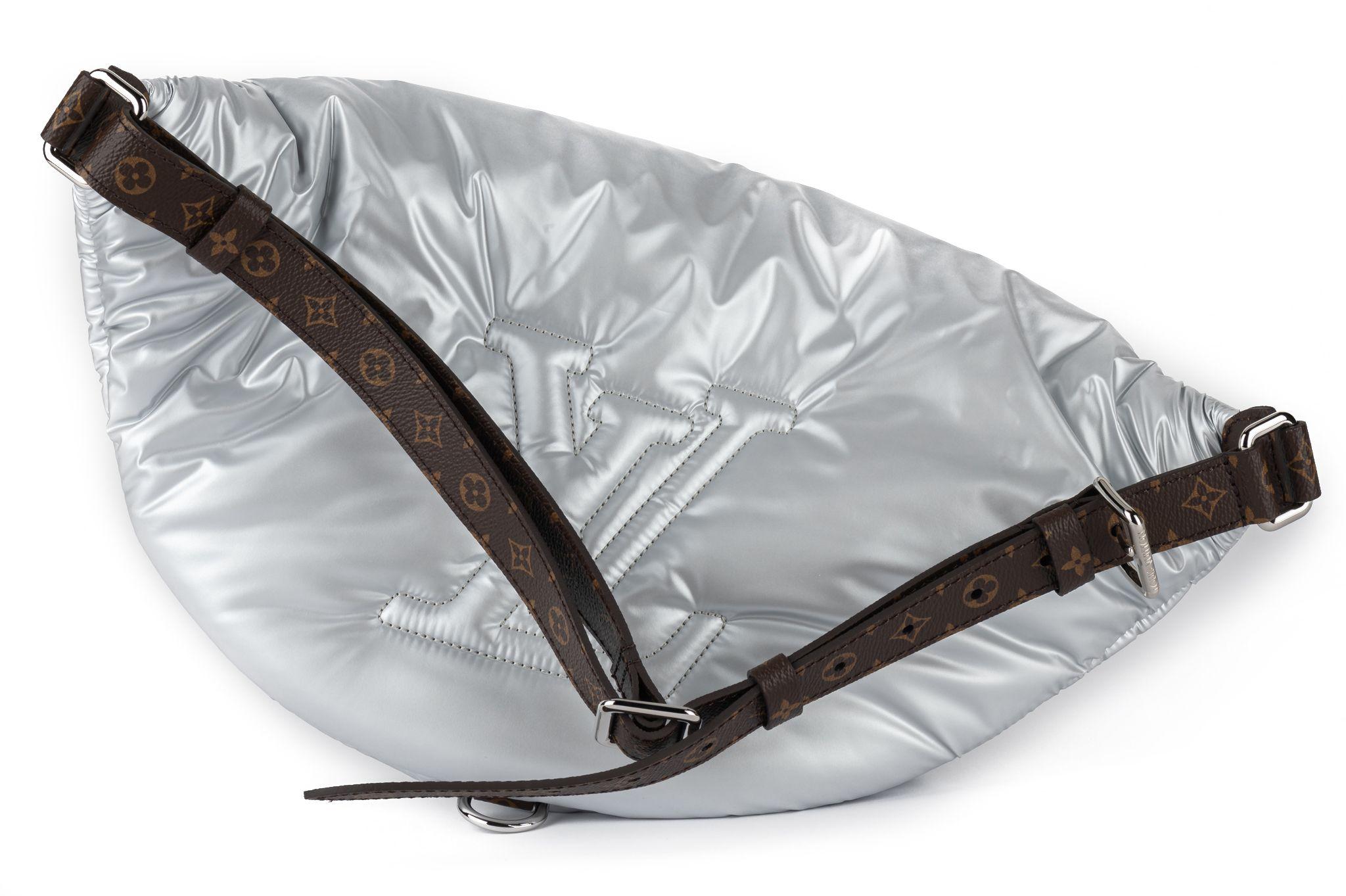 Argent Louis Vuitton NIB Silver Pillow Bumbag LOGO en vente