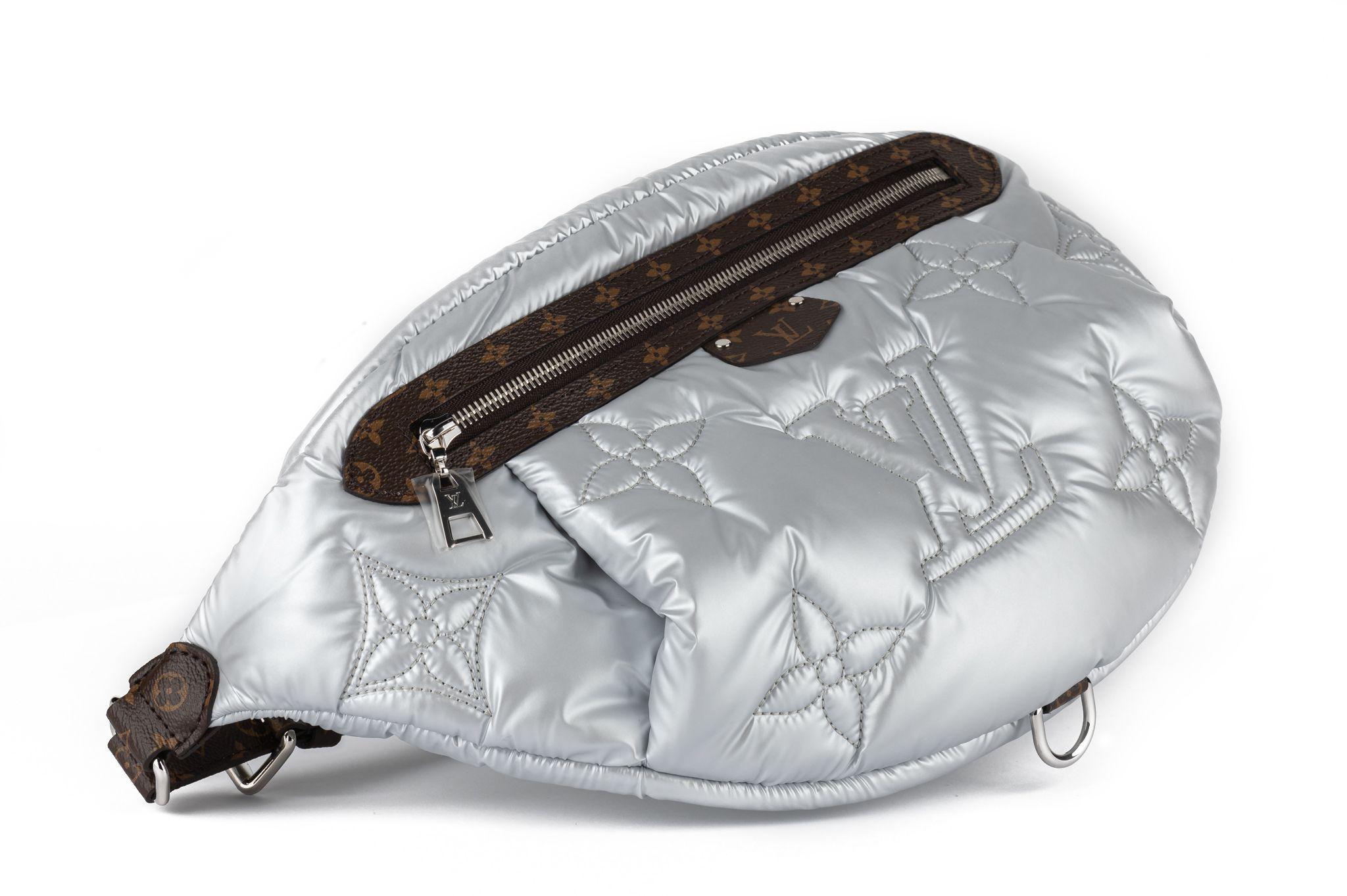 Louis Vuitton NIB Silver Pillow Bumbag LOGO Pour femmes en vente