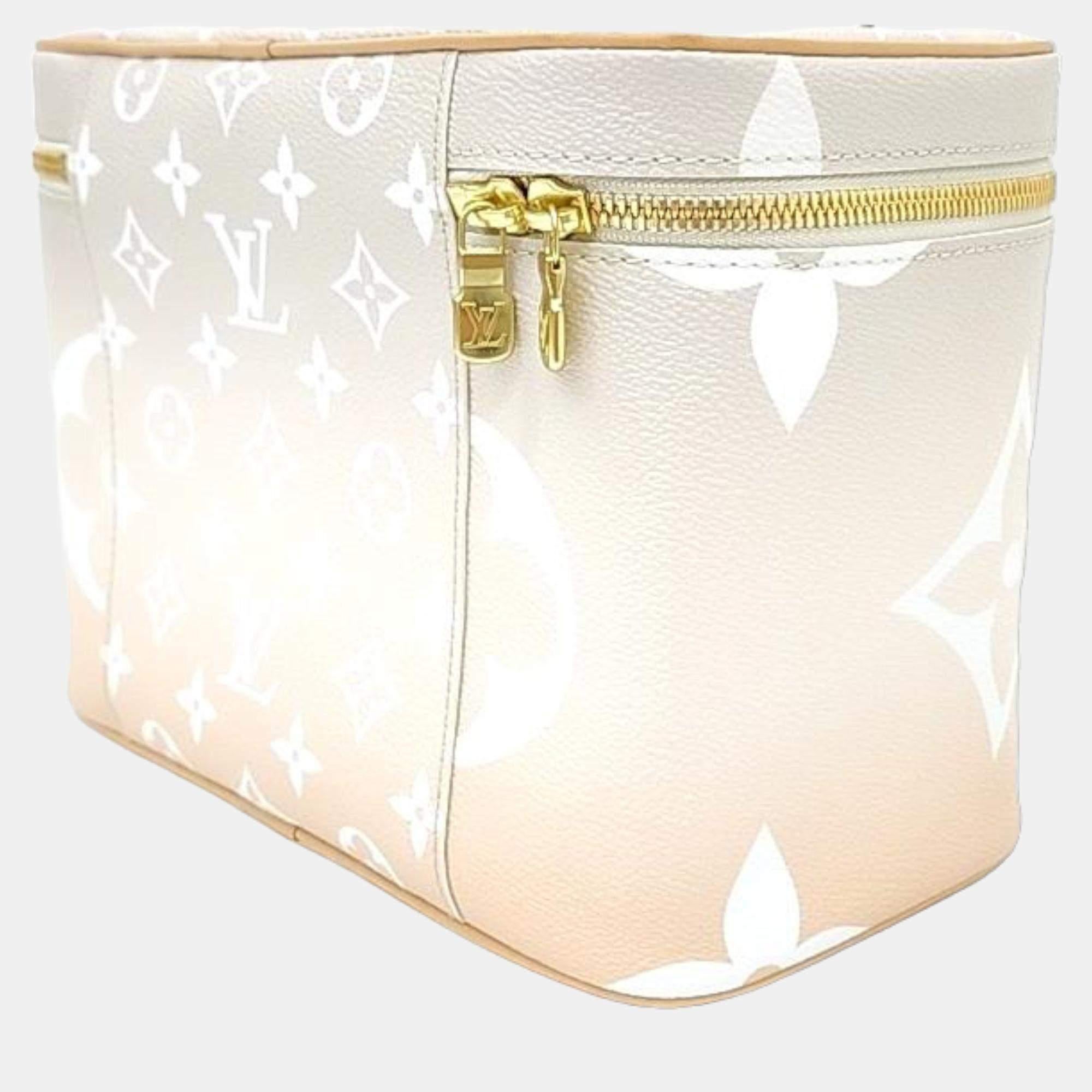 A classic handbag comes with the promise of enduring appeal, boosting your style time and again. This LV bag is one such creation. Itâ€™s a fine purchase.