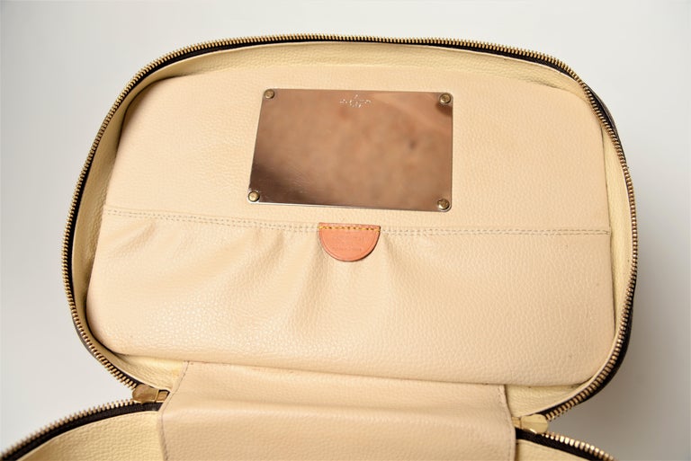Nice vanity case Louis Vuitton Brown in Plastic - 25262167