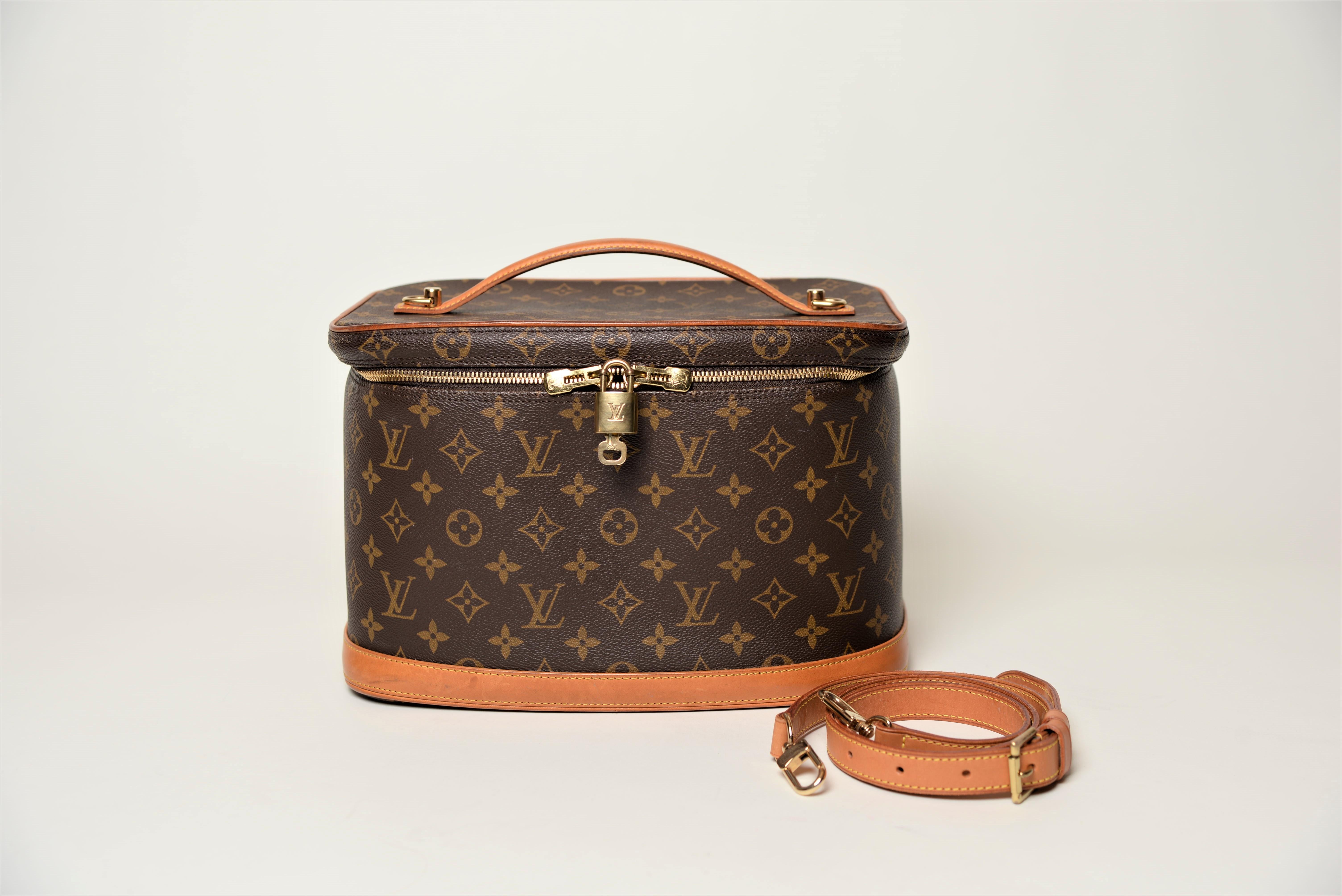 From the collection of SAVINETI we offer this Louis Vuitton Nice Vanity Vcase:
-	Brand: Louis Vuitton
-	Model: Nice Vanity Vcase
-	Year: 1995
-	Condition: Good 
-	Materials: Canvas, Leather
-	Extras: comes with a strap 

We at Savineti sell rare and