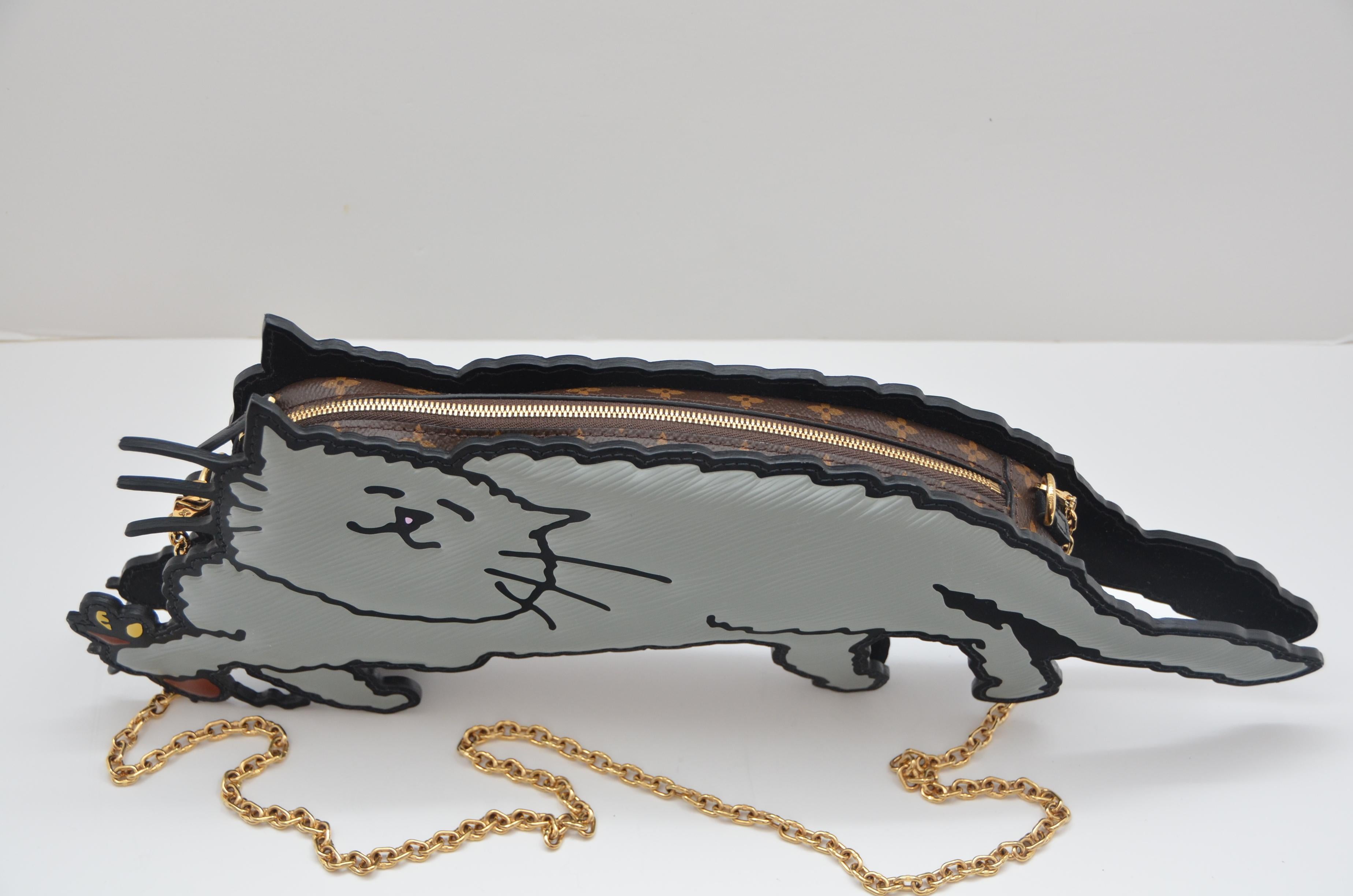 The Full Cat clutch is the perfect expression of the cats and dogs theme created by Nicolas Ghesquière and stylist Grace Coddington for the Cruise 2019 collection. Depicting a cute gray cat catching a mouse, its complex form in Epi leather and