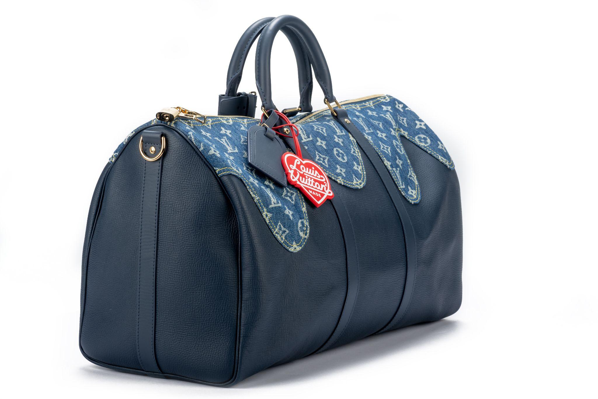 Édition limitée Louis Vuitton x NIGO Bleu Monogram Denim Drip & Taurillon Keepall Bandoulière 50 avec quincaillerie dorée de 2021.Ce sac est doublé d'une matière textile bleue. Le sac a été présenté lors de la collaboration pré-printemps 2022 avec