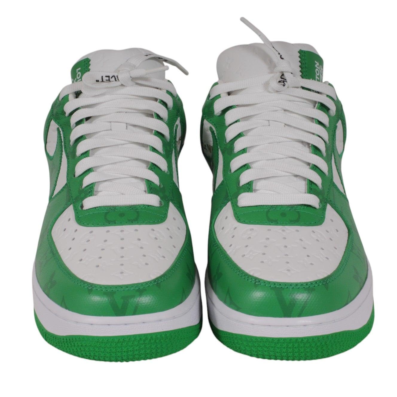 - Exterior verde y blanco

- Tagged talla 8

- Viene con caja, cordones de zapato blancos y verdes adicionales, 2 bolsas guardapolvo, etiqueta con el monograma de LV, Swoosh de cuero blanco

- A los zapatos les falta la correa blanca pero vendrán