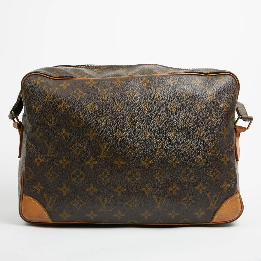 Vintage. Large vintage Nile bag from the House of LOUIS VUITTON in brown Monogram coated canvas lined in leather.
The bags in Monogram canvas, currently are generally lined in fabric, while the vintage bags were very often lined entirely in