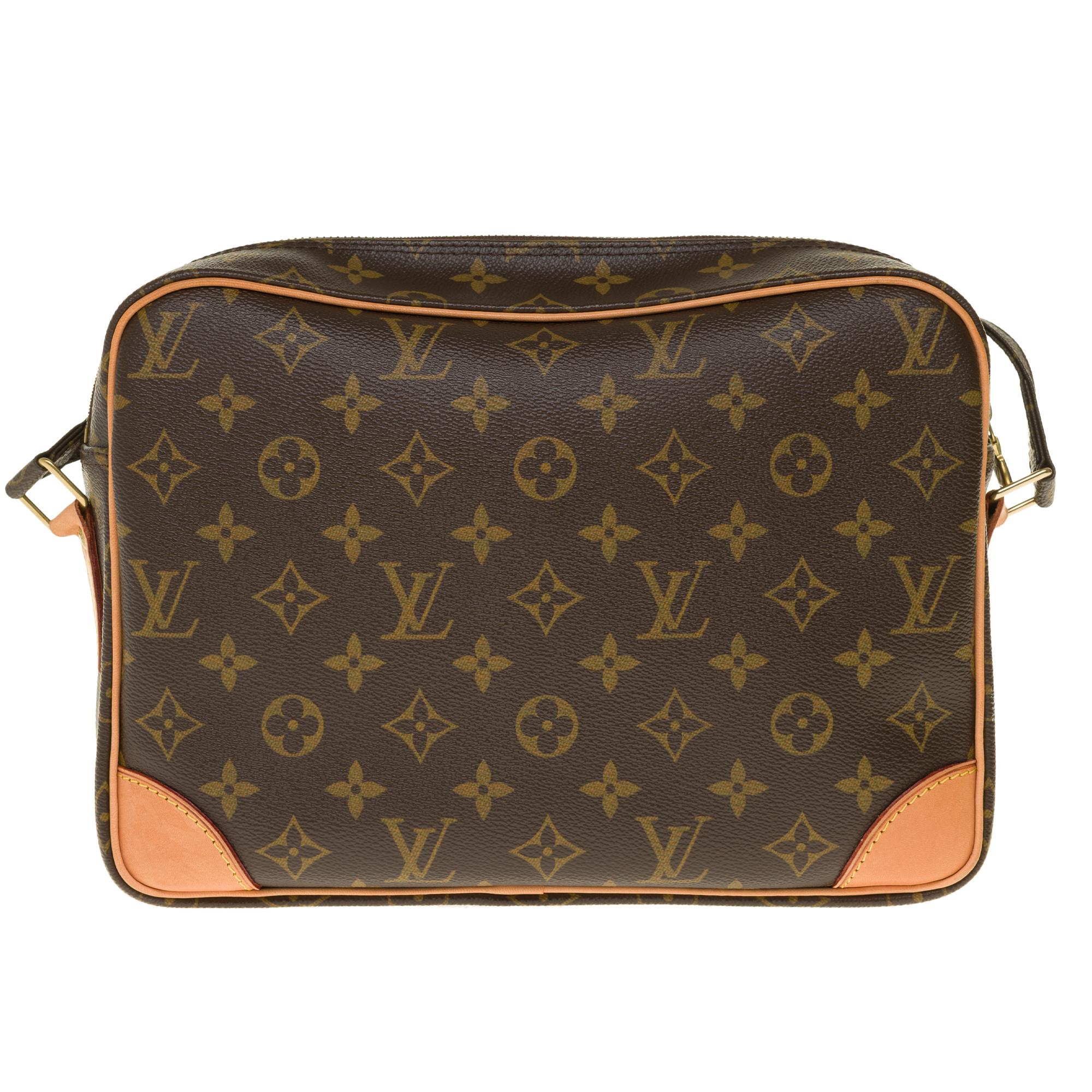 Spacious and practical unisex LV monogram coated canvas Nile MM messenger bag with brass hardware, tan vachetta leather trim, adjustable flat LV monogram shoulder strap featuring a Louis Vuitton embossed anti-slip shoulder grip pad, exterior zip