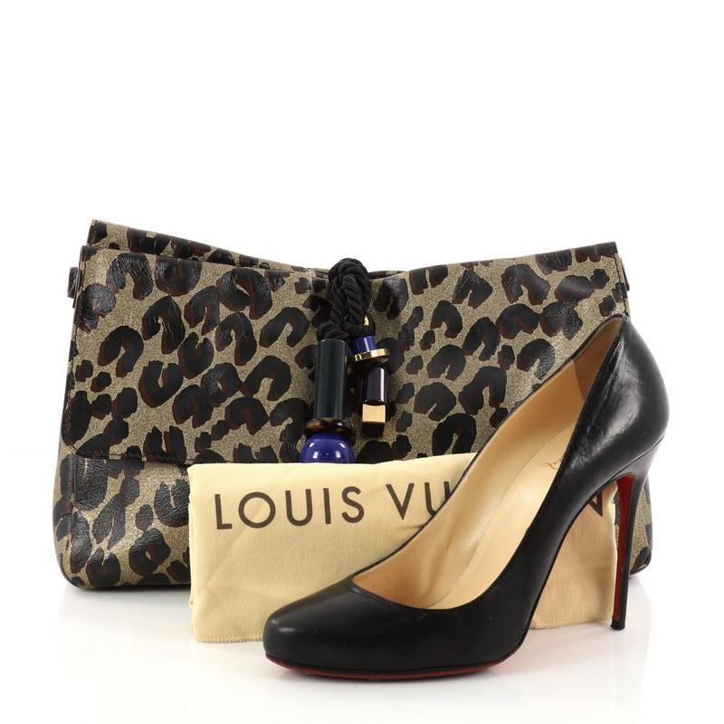 This authentic Louis Vuitton Nocturne Clutch Limited Edition African Queen is a rendition that was inspired by Stephen Sprouse with tribal influences. Crafted in metallic leopard printed leather, this chic clutch features resin and metal beads and