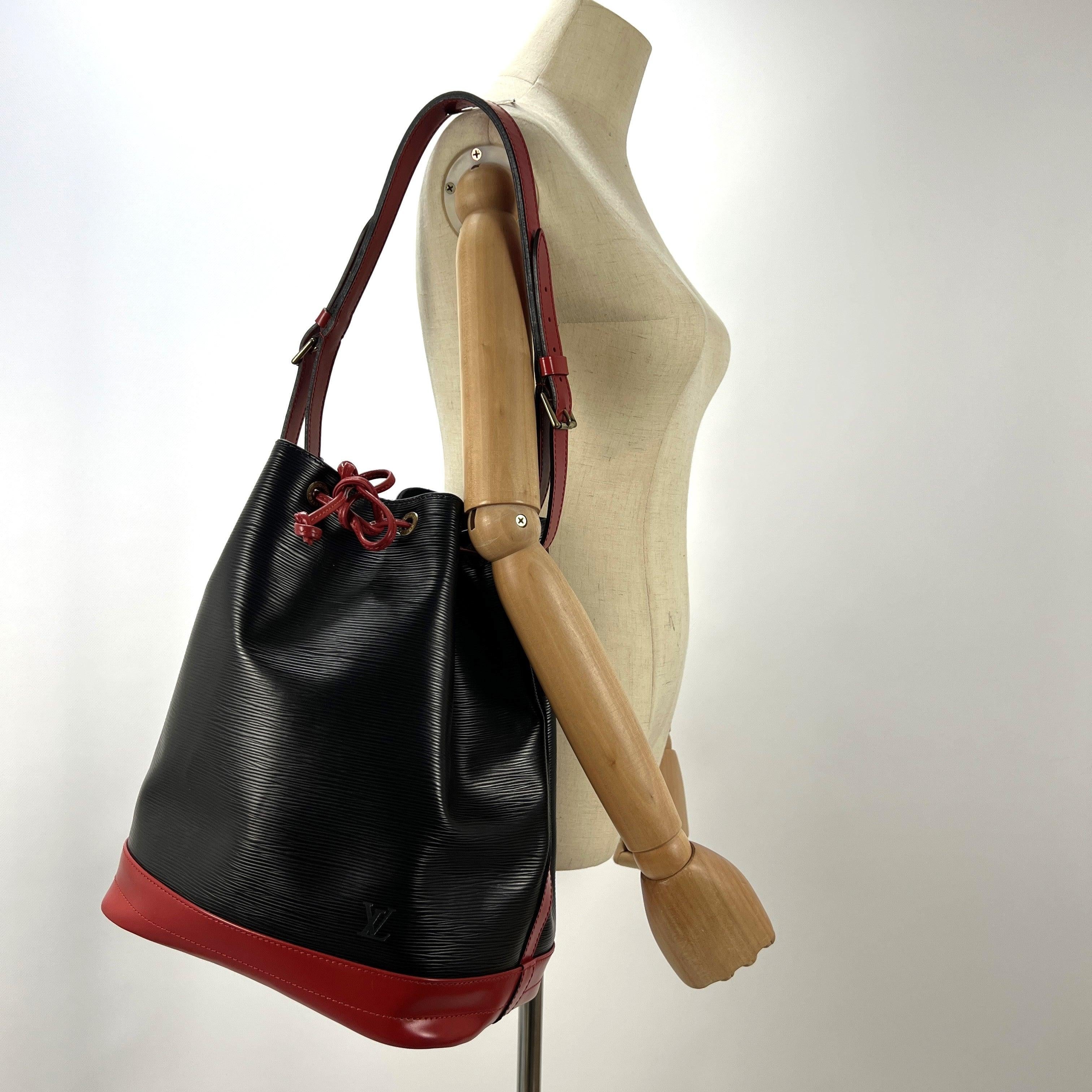 Noé GM in black Epi with red accents and gold-tone hardware. Drawstring closure; capacious main compartment. Date code AR0916 (1996), France. Condition: excellent. Dimensions: 27 × 35 × 20 cm.