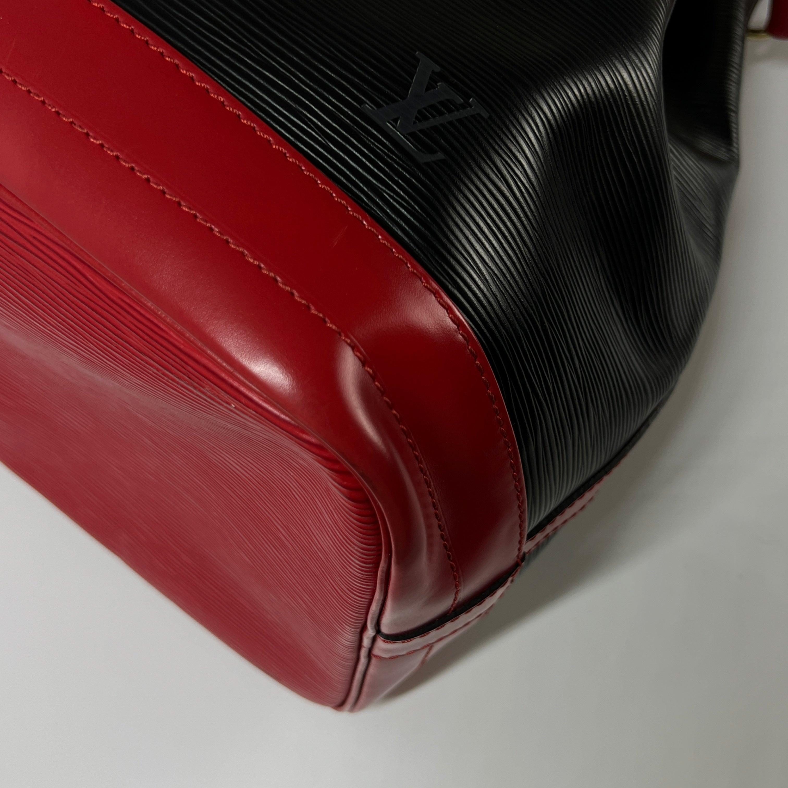 Louis Vuitton Noé GM Shoulder Bag Epi Leather Black/Red 1996 Excellent état - En vente à SAINT-OUEN-SUR-SEINE, FR
