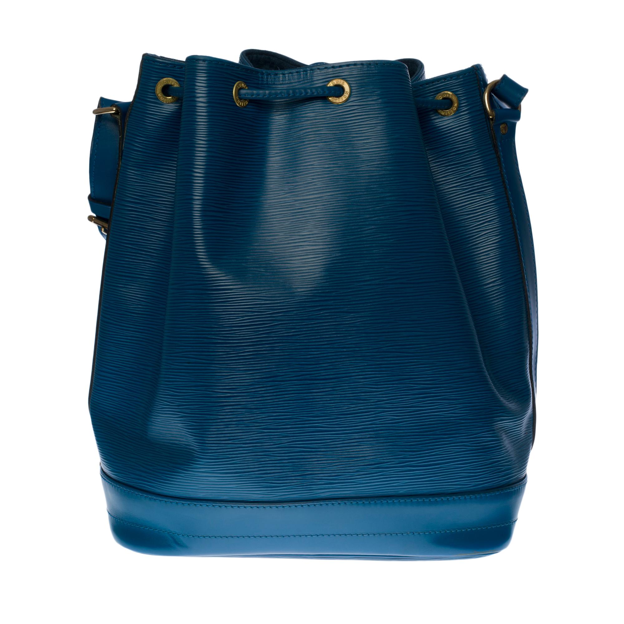 
The Essential Louis Vuitton Grand Noé handbag in blue epi leather with gold metal hardware, a simple adjustable handle in blue leather allowing a hand or shoulder support.
Leather tie closure.
Lining in blue suedine.
Signature: 