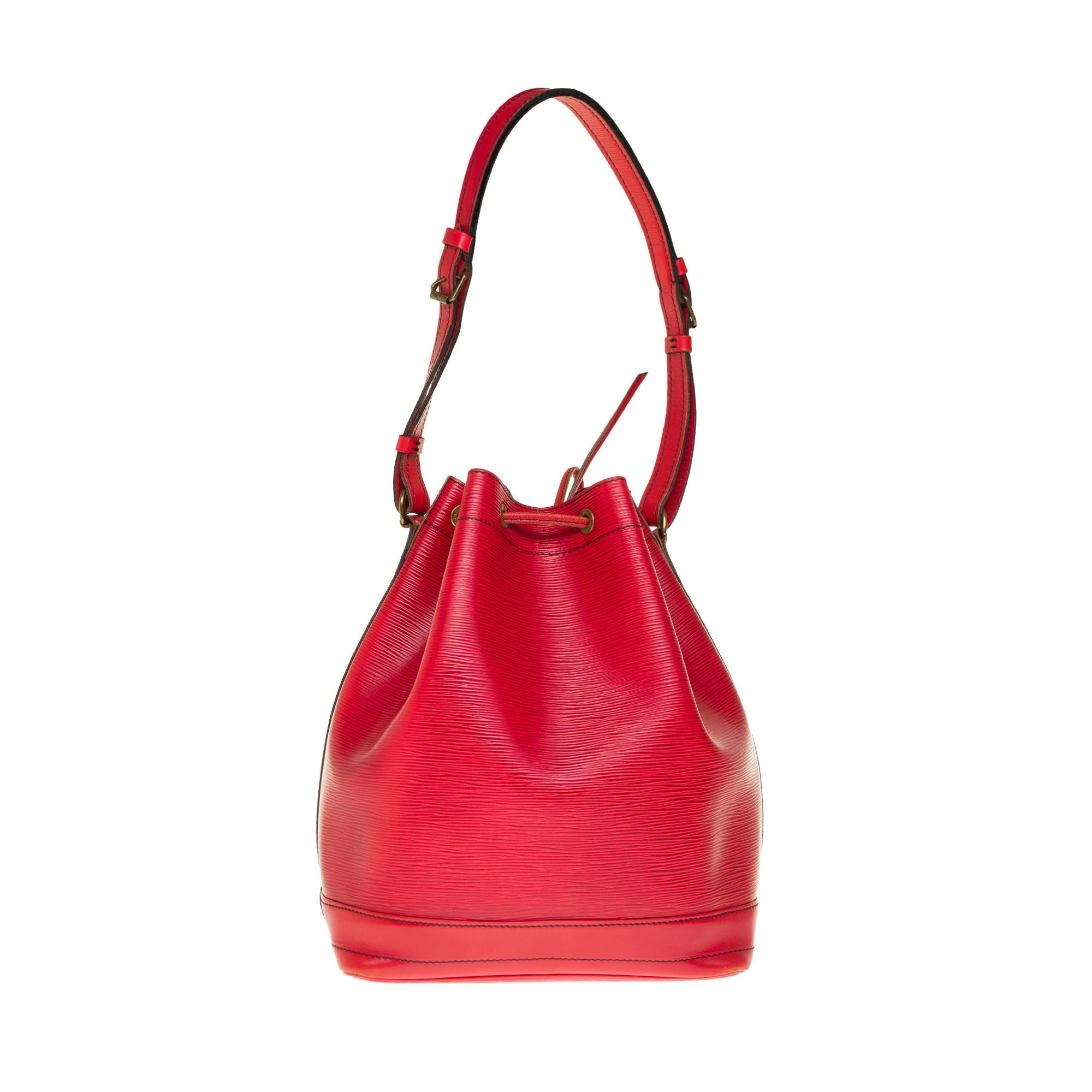 Louis Vuitton Grand Noé handbag in red leather with gold metal trim, a simple adjustable handle in red leather allowing a hand or shoulder support.

Leather tie closure.
Lining in red suedine..
Signature: 