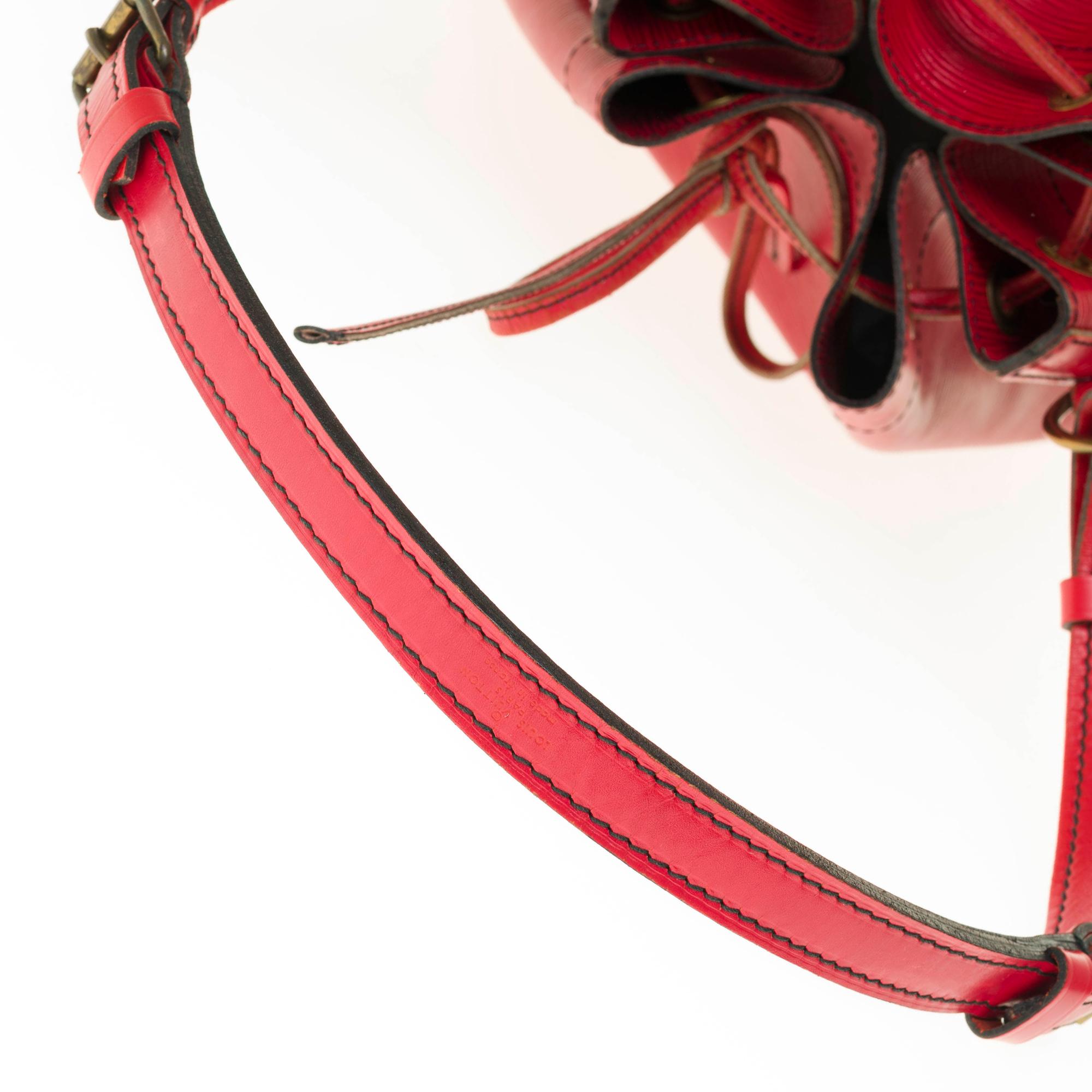Louis Vuitton Noé Grand modele shoulder bag in red epi leather, gold hardware 3