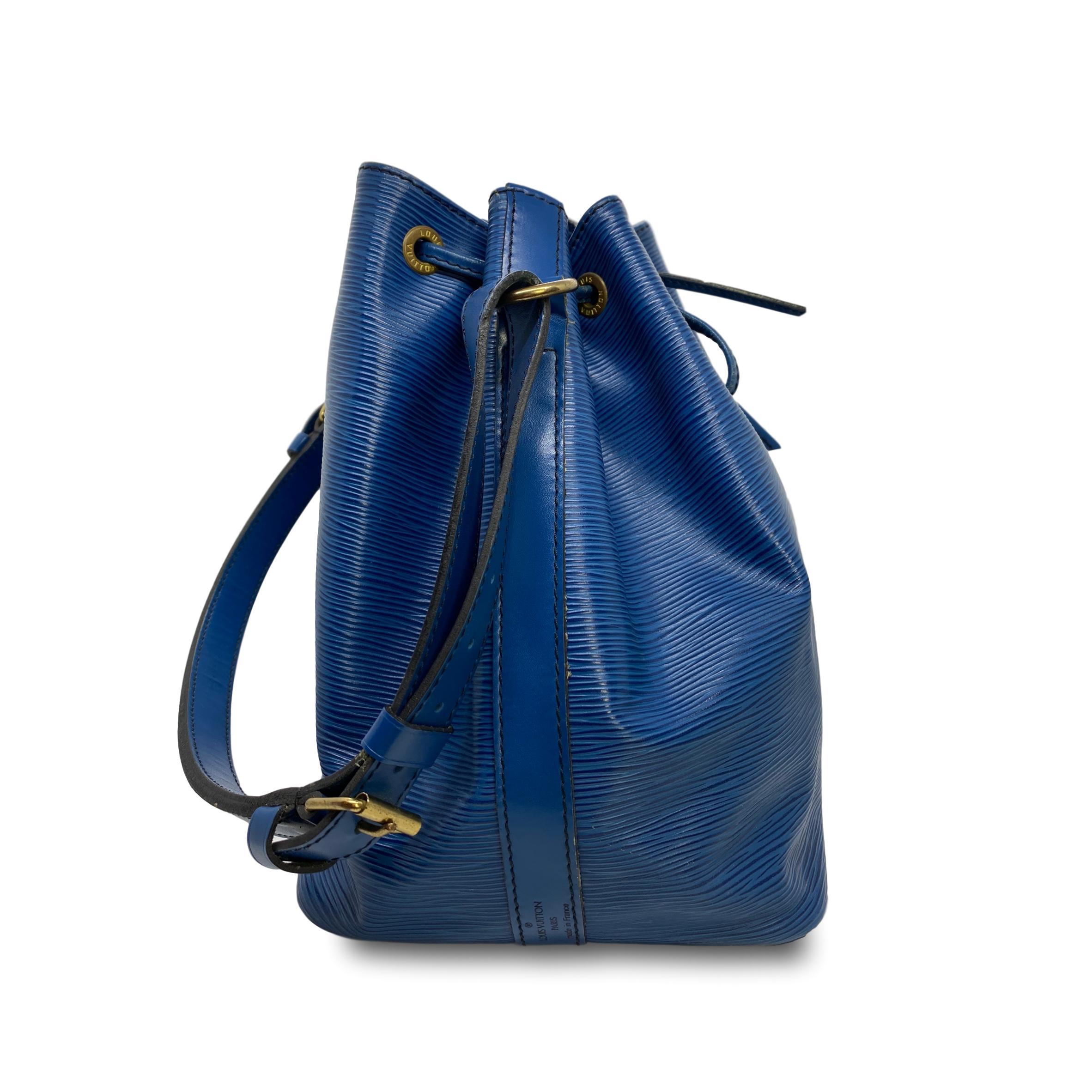 Louis Vuitton Noe PM Bucket Bag in Toledo Blue EPI Leather, France 1995. In Good Condition In Banner Elk, NC