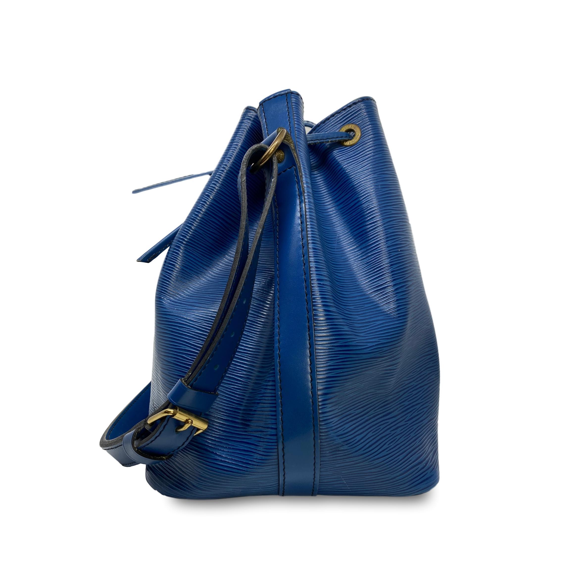 Women's or Men's Louis Vuitton Noe PM Bucket Bag in Toledo Blue EPI Leather, France 1995.