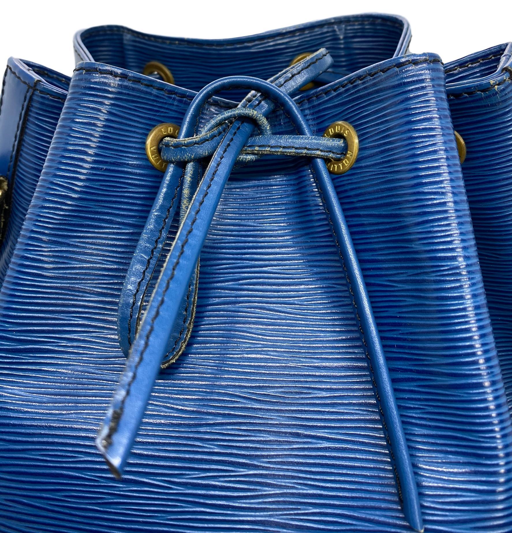 Louis Vuitton Noe PM Bucket Bag in Toledo Blue EPI Leather, France 1995. In Good Condition In Banner Elk, NC