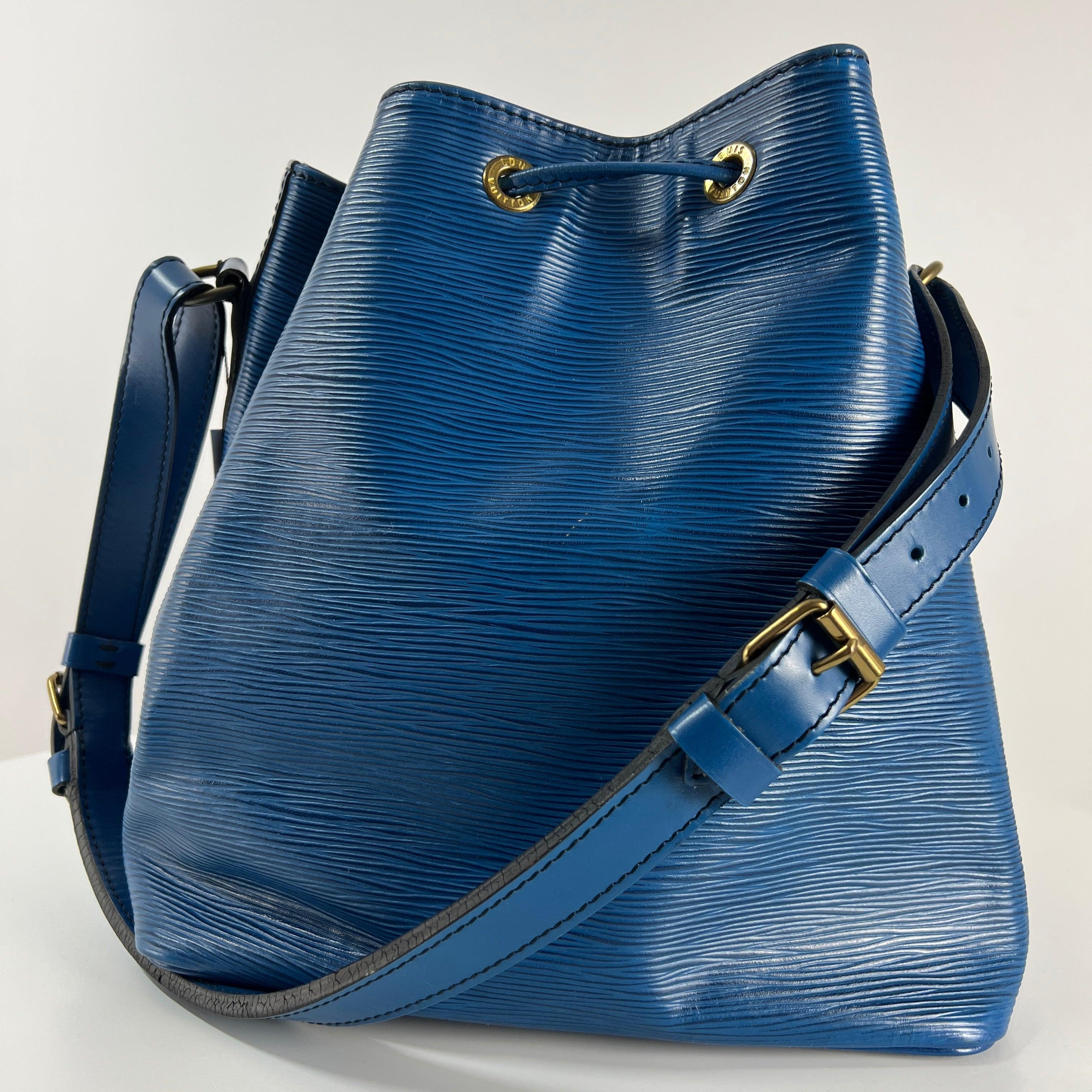 da uomo o donna Louis Vuitton Noé PM Borsa a tracolla in pelle Epi Blu 1990 in vendita