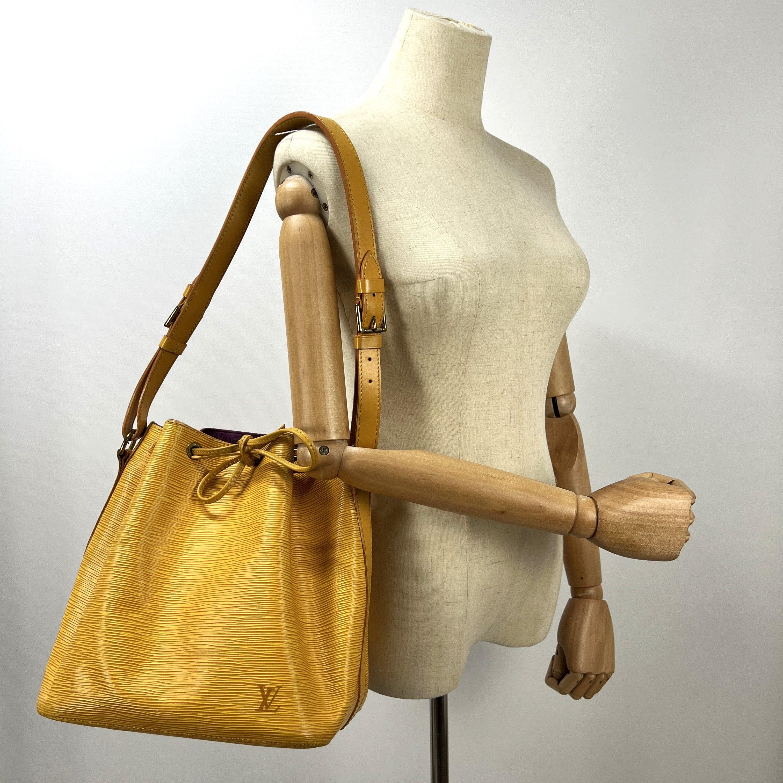 Noé PM in yellow Epi leather with gold-tone hardware. Drawstring closure; single compartment. Date code AR0995 (1995), France. Condition: excellent. Dimensions: 26 × 27 × 20 cm.